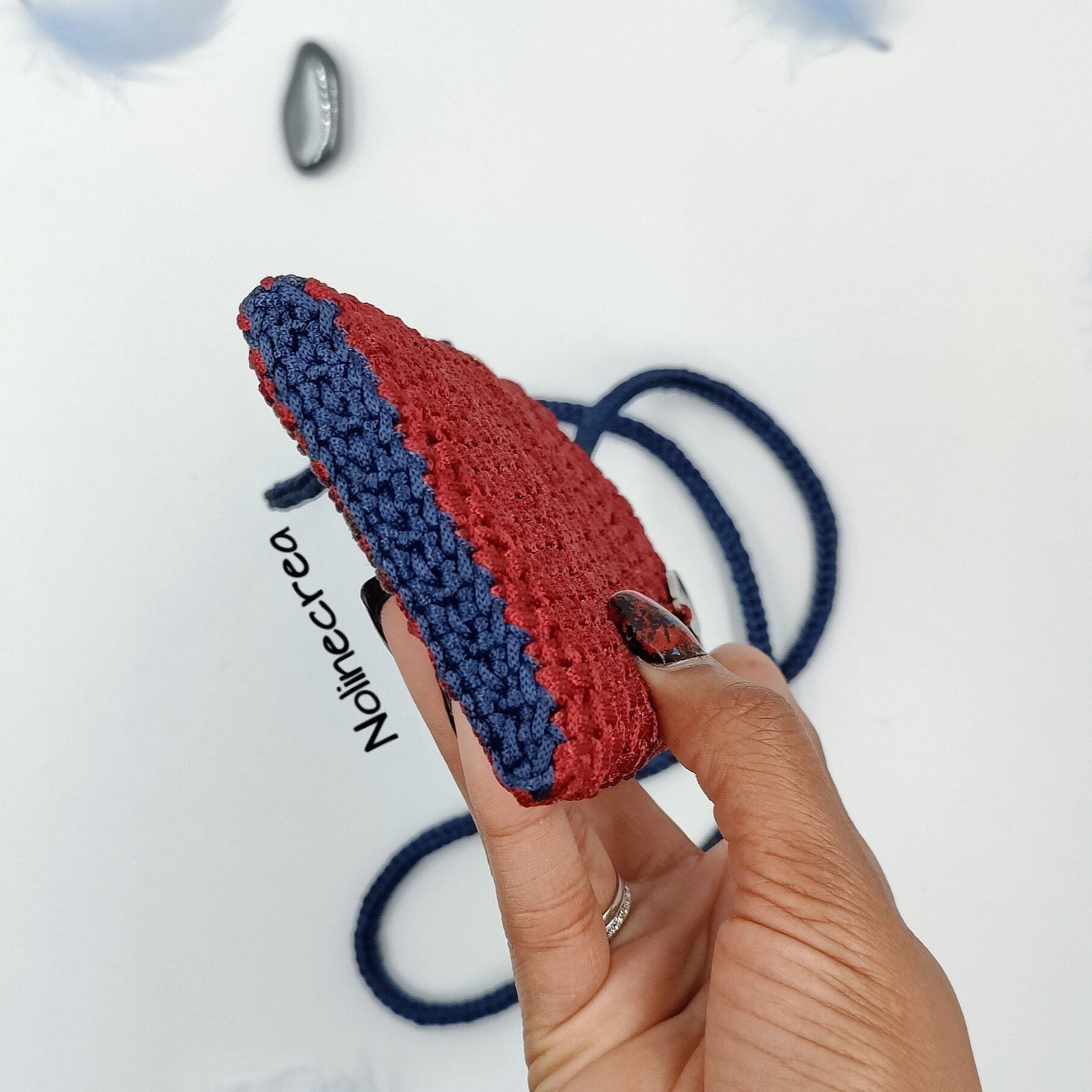 Petite housse au crochet rouge avec bandoulière crocheté bleu