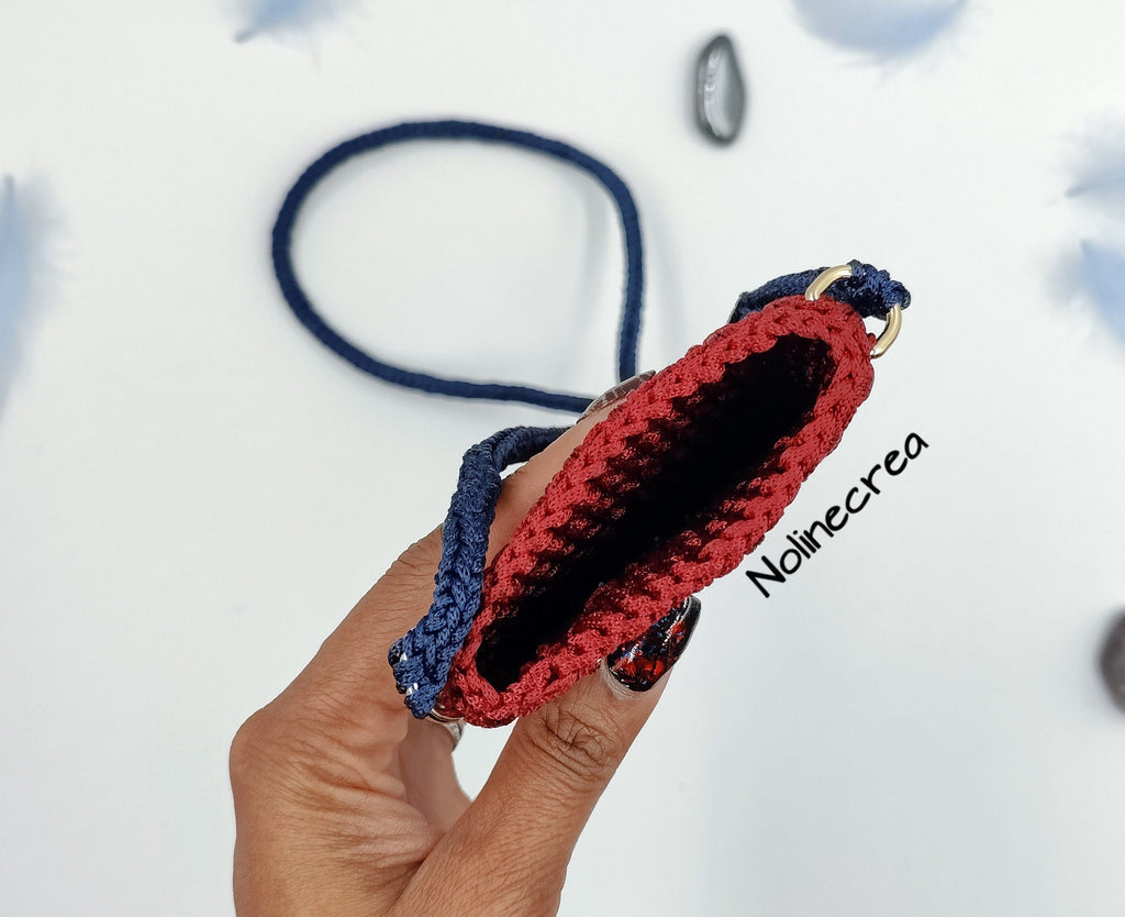 Petite housse au crochet rouge avec bandoulière crocheté bleu