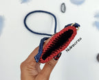 Petite housse au crochet rouge avec bandoulière crocheté bleu