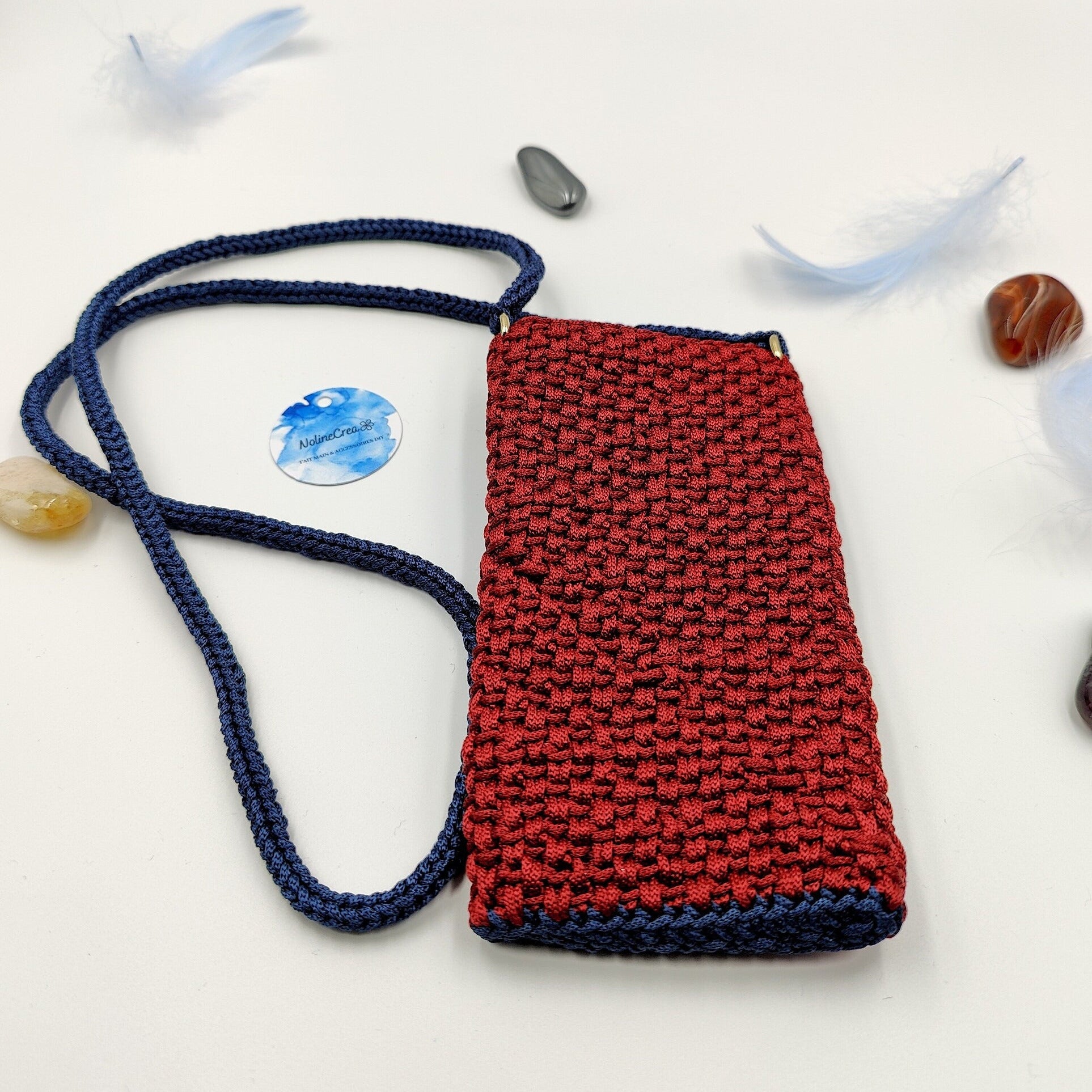Petite housse au crochet rouge avec bandoulière crocheté bleu
