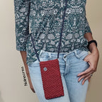 Petite housse au crochet rouge avec bandoulière crocheté bleu