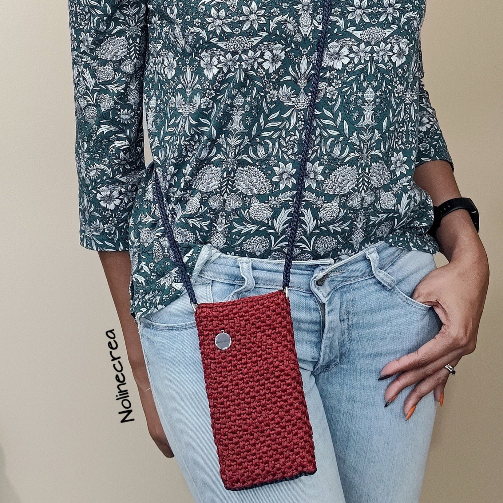 Petite housse au crochet rouge avec bandoulière crocheté bleu