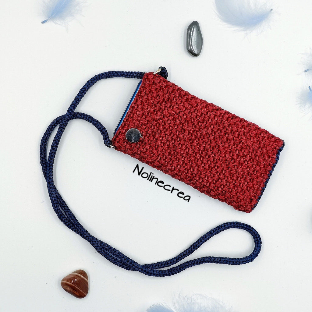 Petite housse au crochet rouge avec bandoulière crocheté bleu