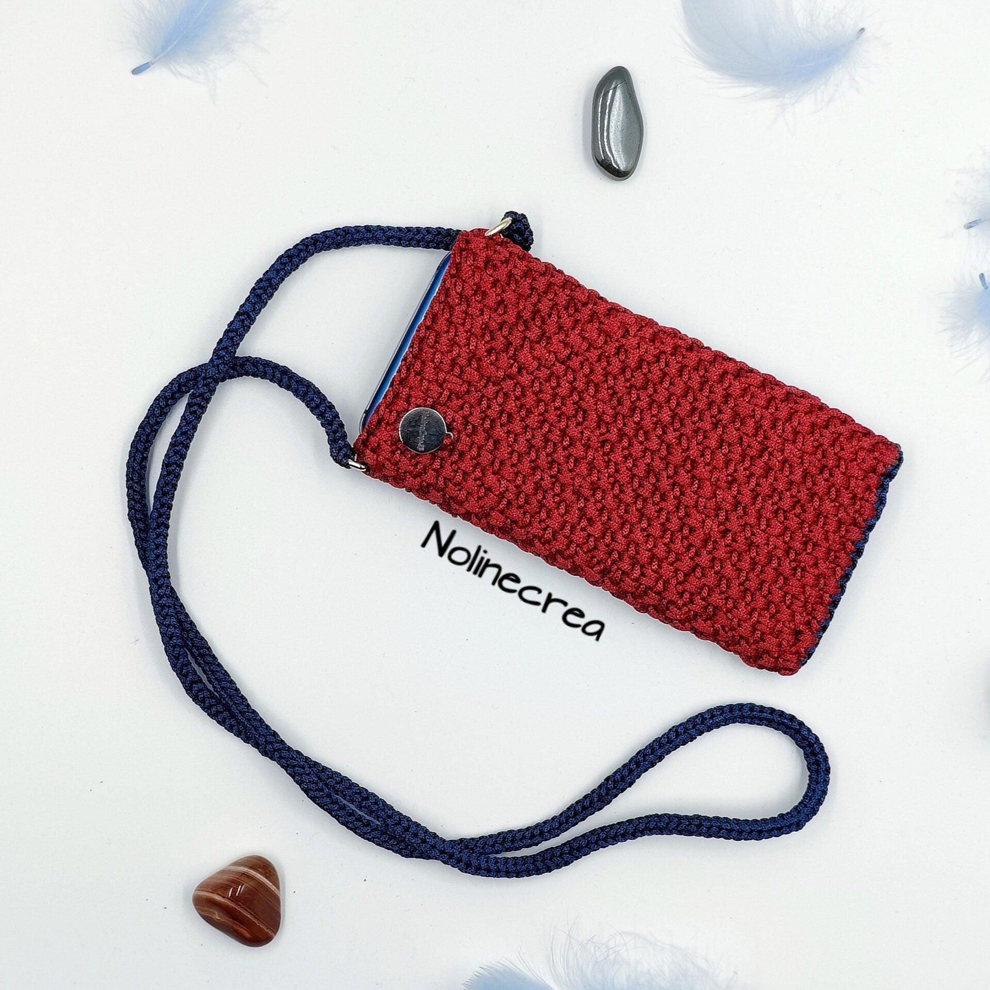 Petite housse au crochet rouge avec bandoulière crocheté bleu