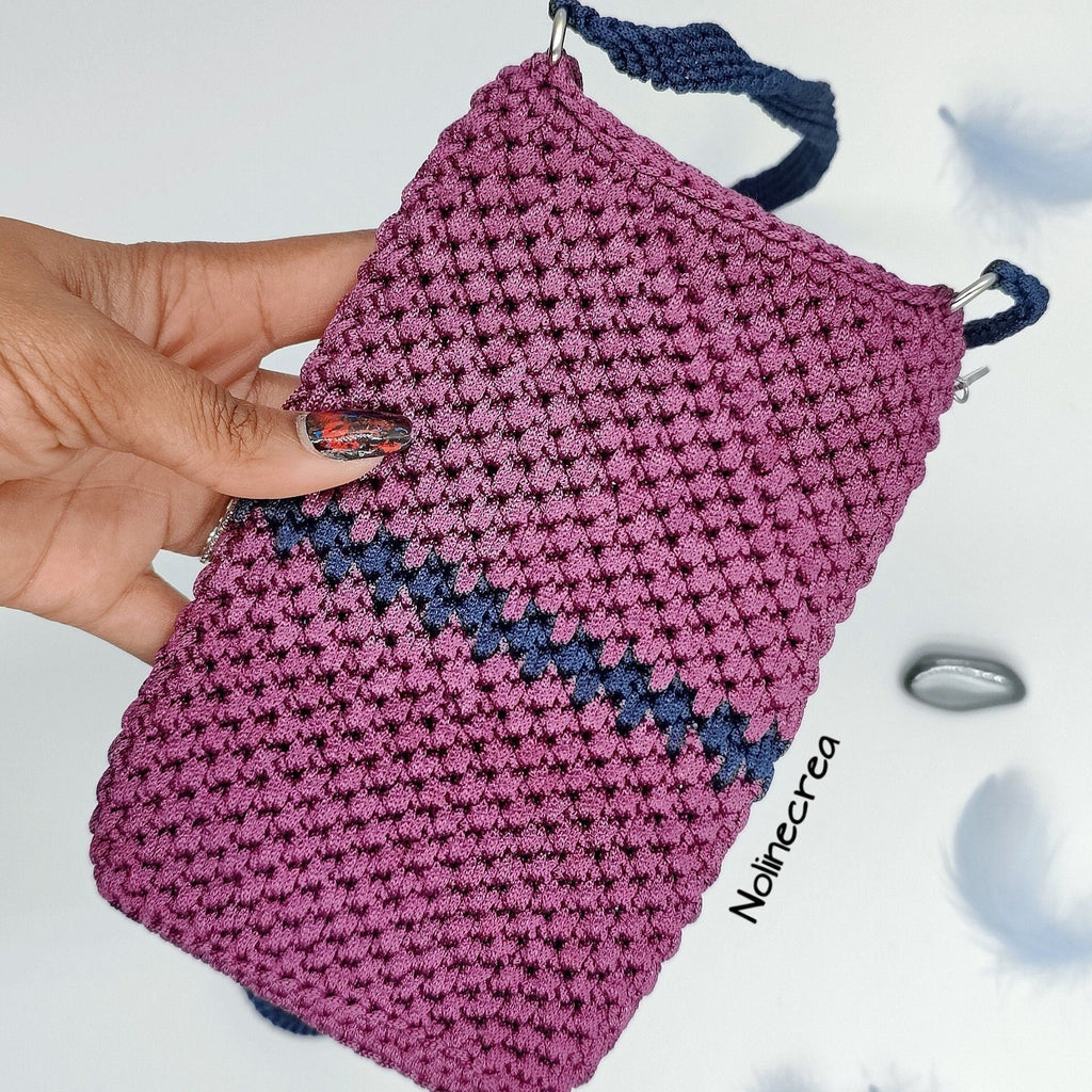 Petite housse au crochet rose et bleu avec bandoulière bleu