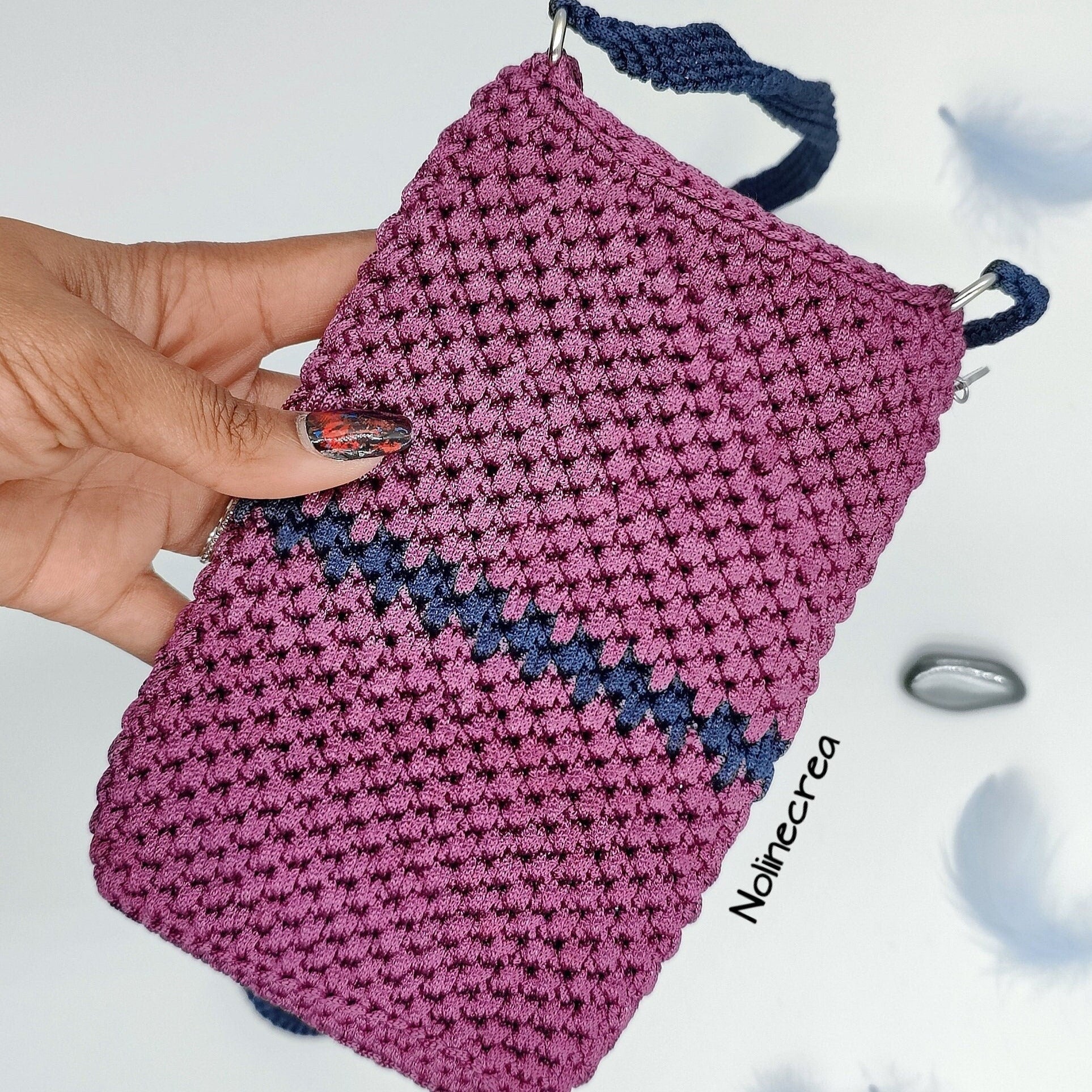 Petite housse au crochet rose et bleu avec bandoulière bleu