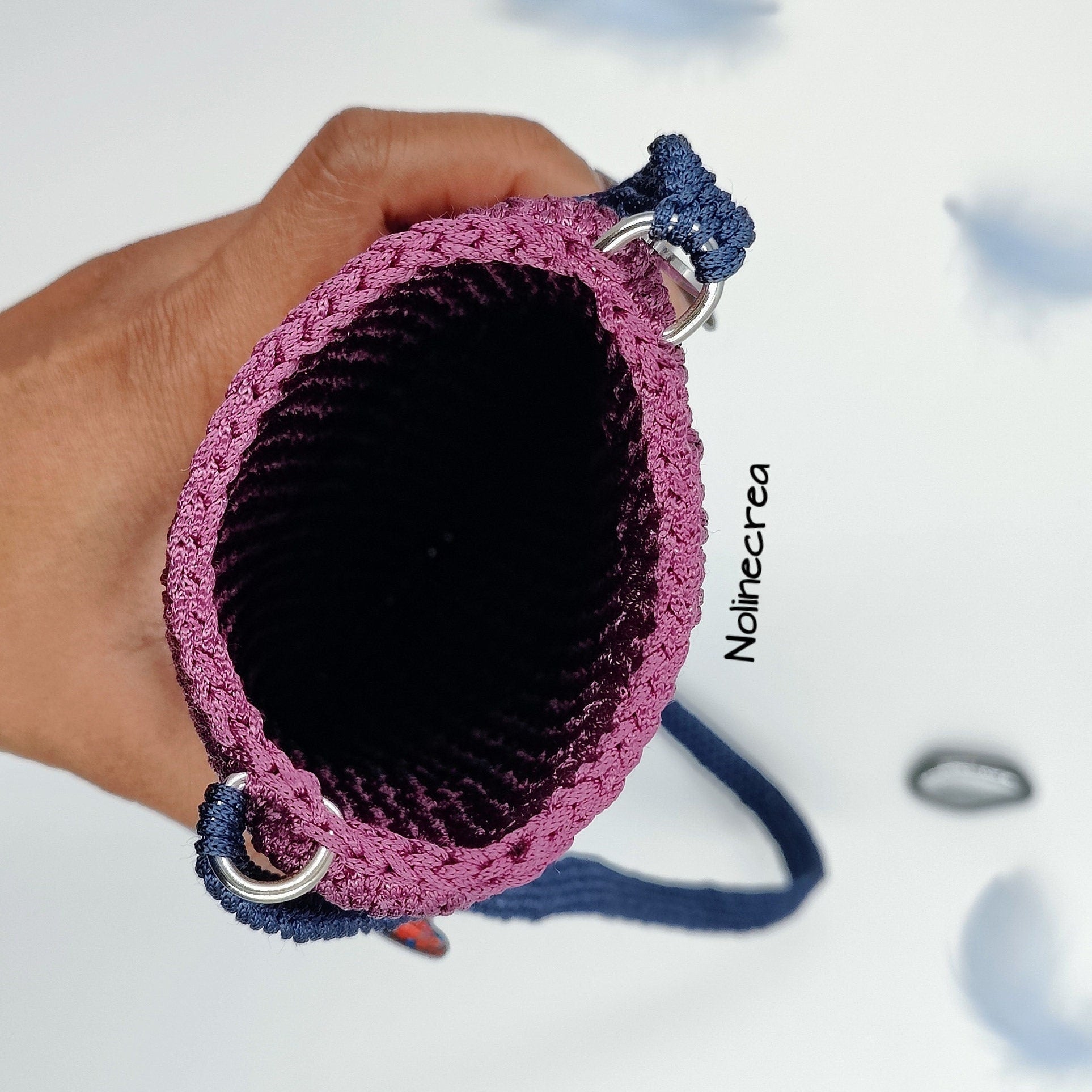 Petite housse au crochet rose et bleu avec bandoulière bleu