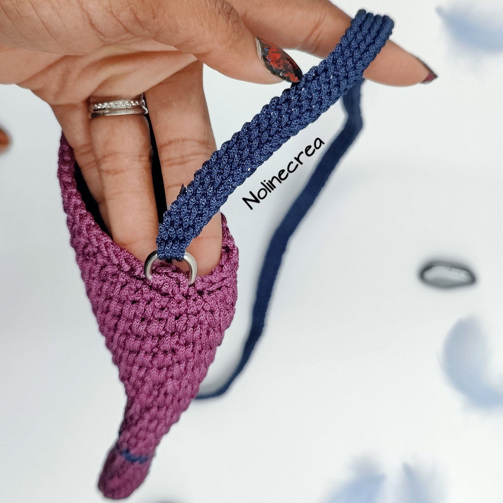 Petite housse au crochet rose et bleu avec bandoulière bleu