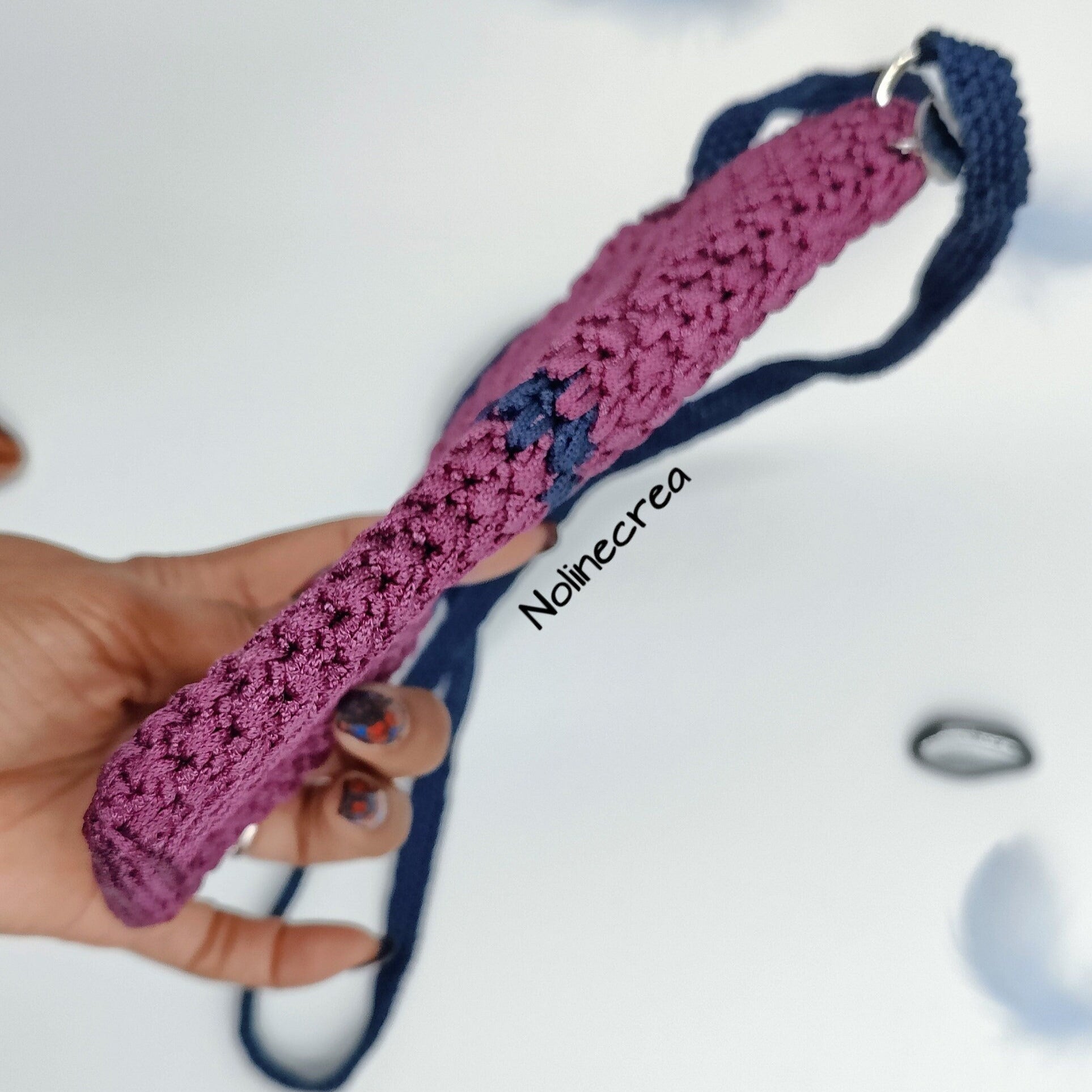 Petite housse au crochet rose et bleu avec bandoulière bleu