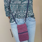 Petite housse au crochet rose et bleu avec bandoulière bleu