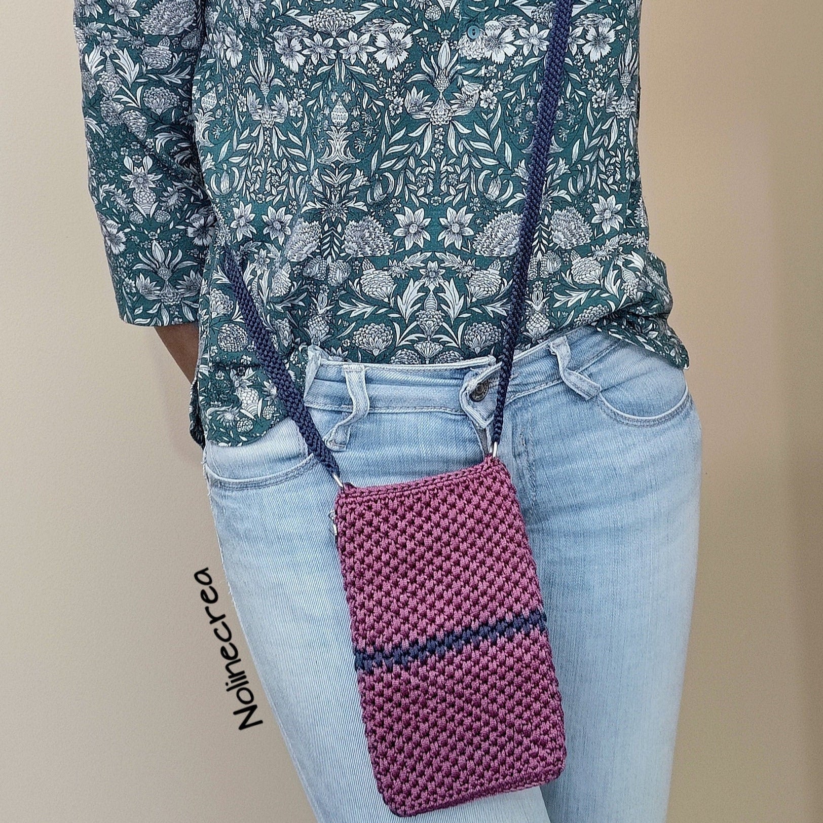 Petite housse au crochet rose et bleu avec bandoulière bleu
