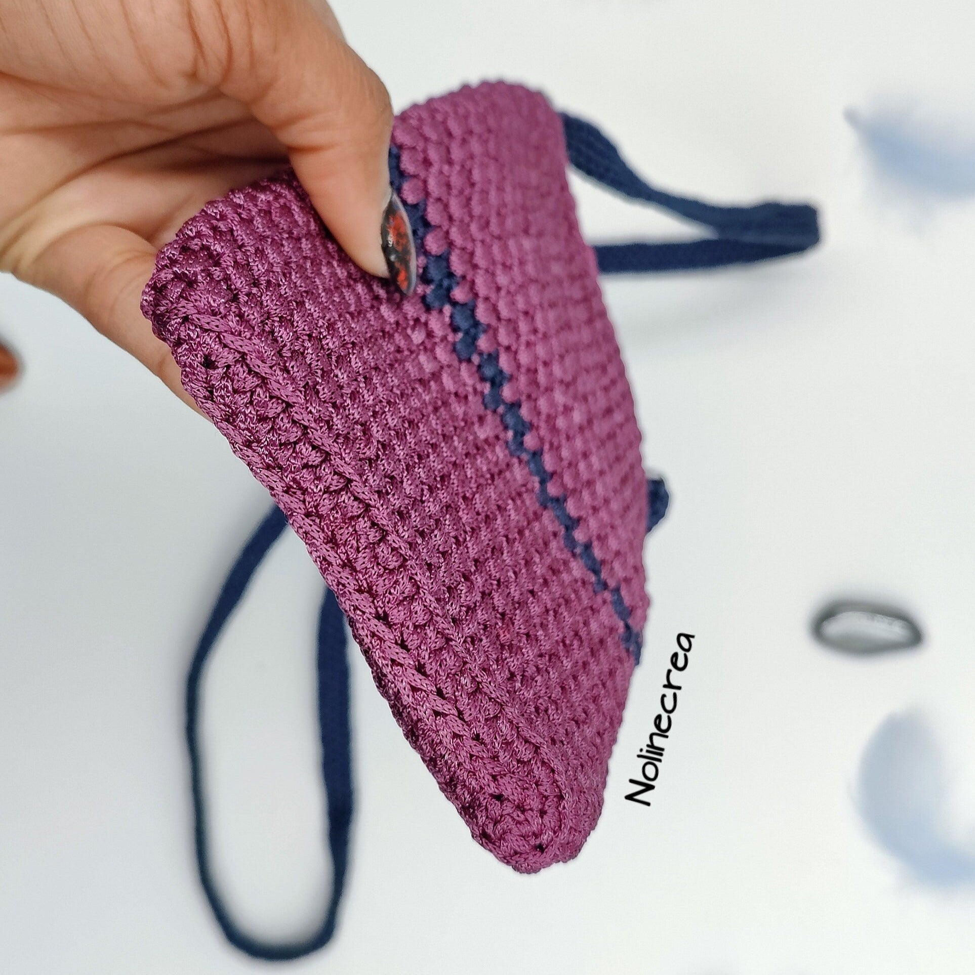 Petite housse au crochet rose et bleu avec bandoulière bleu
