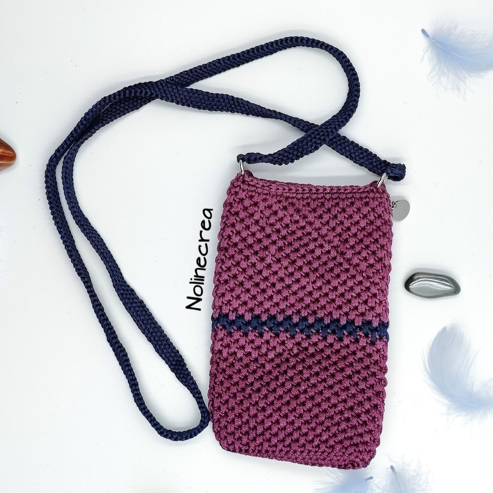 Petite housse au crochet rose et bleu avec bandoulière bleu