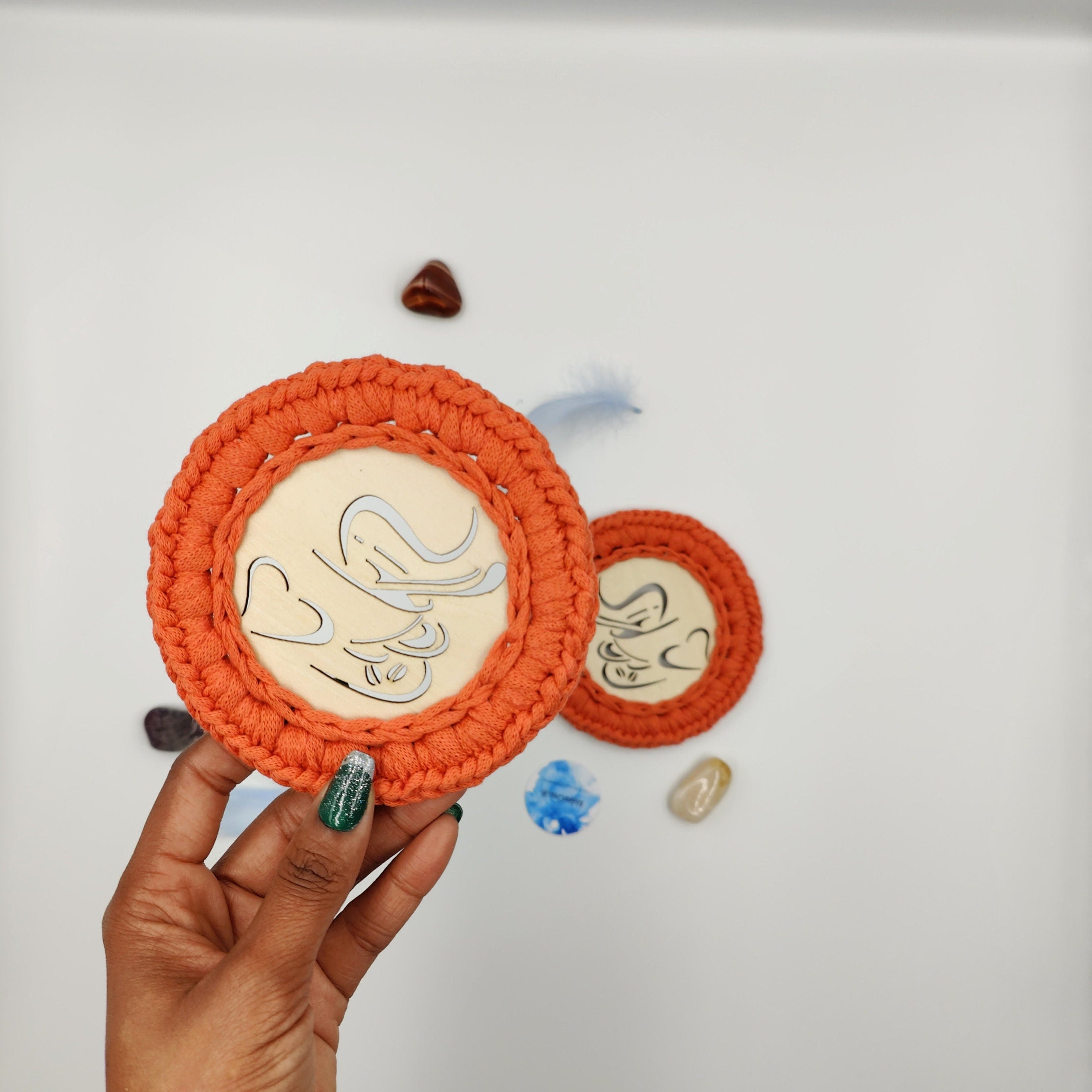 lot de deux set de dessous de tasse ou de verre, entourée de fil ruban orange 