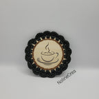 lot de deux dessous de tasse ou verre, bois sculpté et contour en crochet