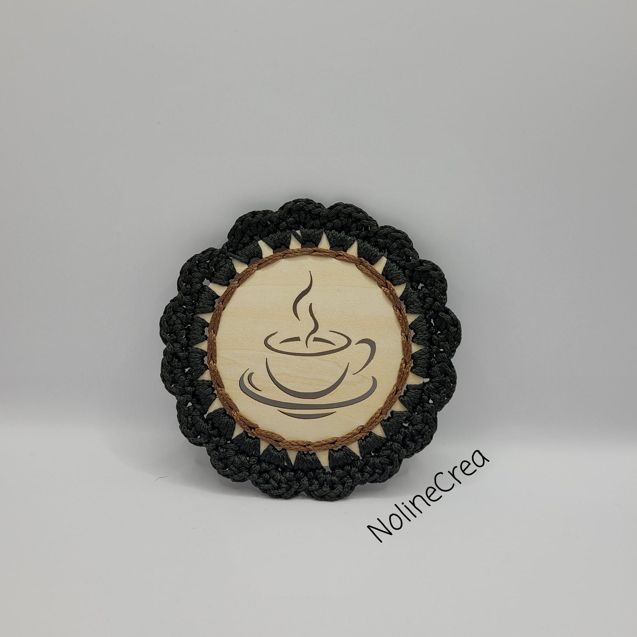 lot de deux dessous de tasse ou verre, bois sculpté et contour en crochet
