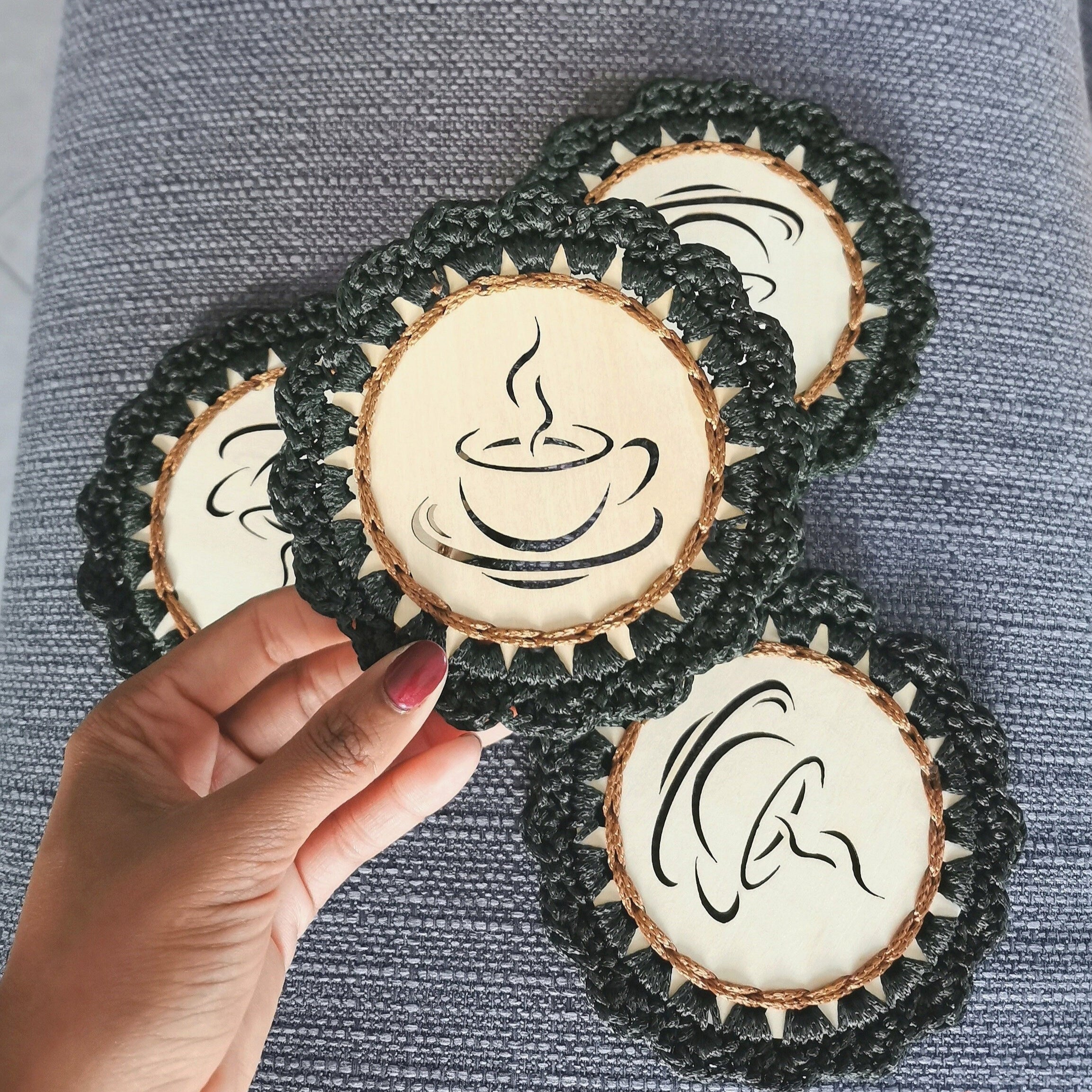 lot de deux dessous de tasse ou verre, bois sculpté et contour en crochet
