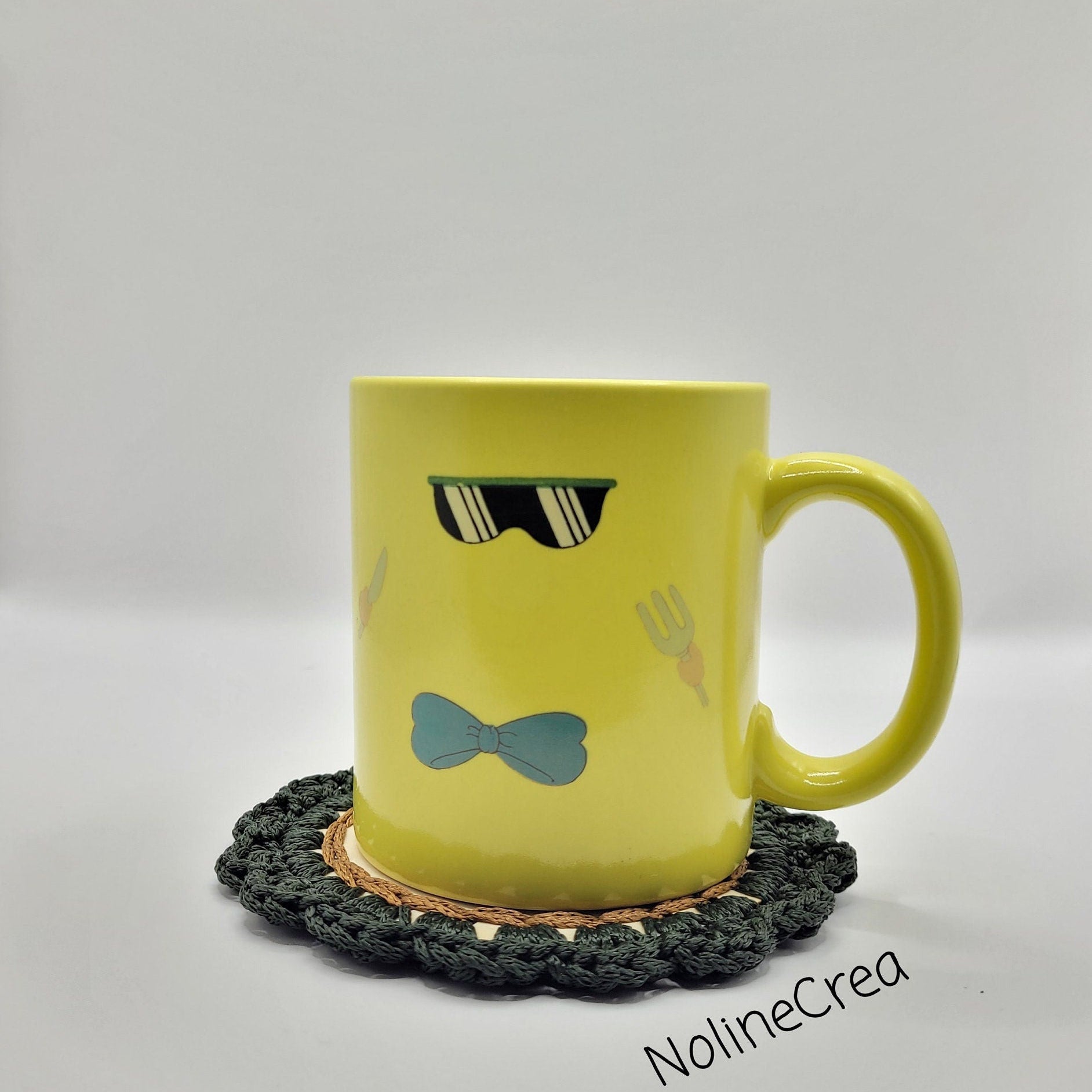 lot de deux dessous de tasse ou verre, bois sculpté et contour en crochet
