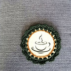 lot de deux dessous de tasse ou verre, bois sculpté et contour en crochet