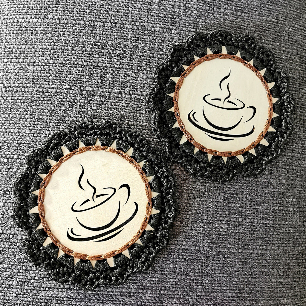 lot de deux dessous de tasse ou verre, bois sculpté et contour en crochet
