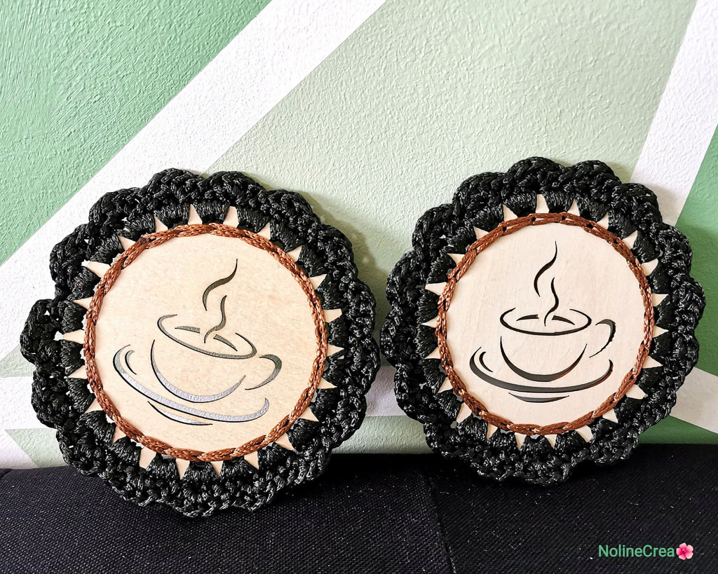 lot de deux dessous de tasse ou verre, bois sculpté et contour en crochet
