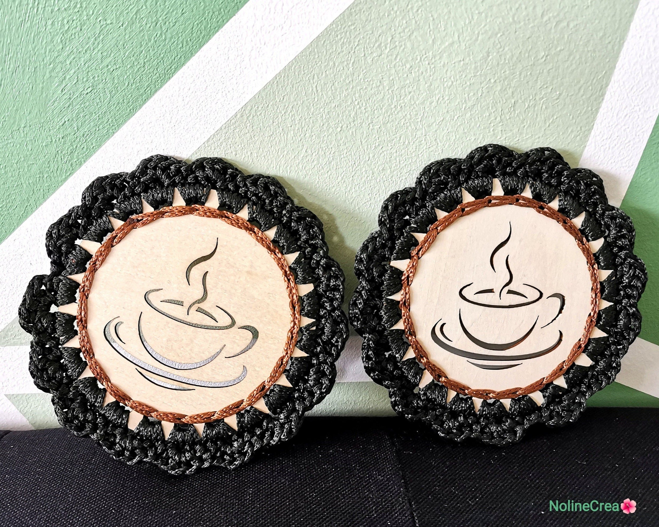 lot de deux dessous de tasse ou verre, bois sculpté et contour en crochet
