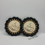 lot de deux dessous de tasse ou verre, bois sculpté et contour en crochet