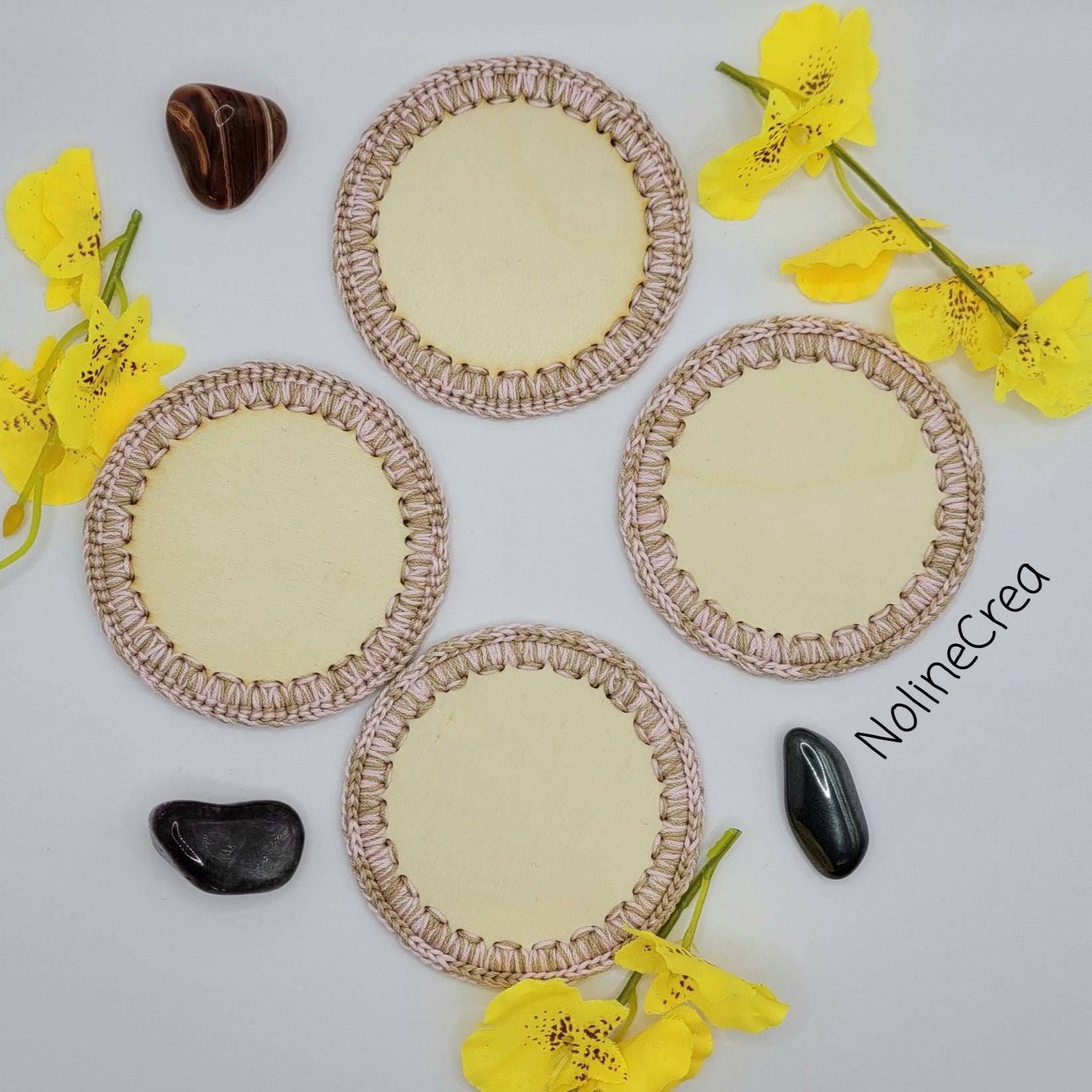dessous de tasse ou verre base rond lot de quatre beige et rose