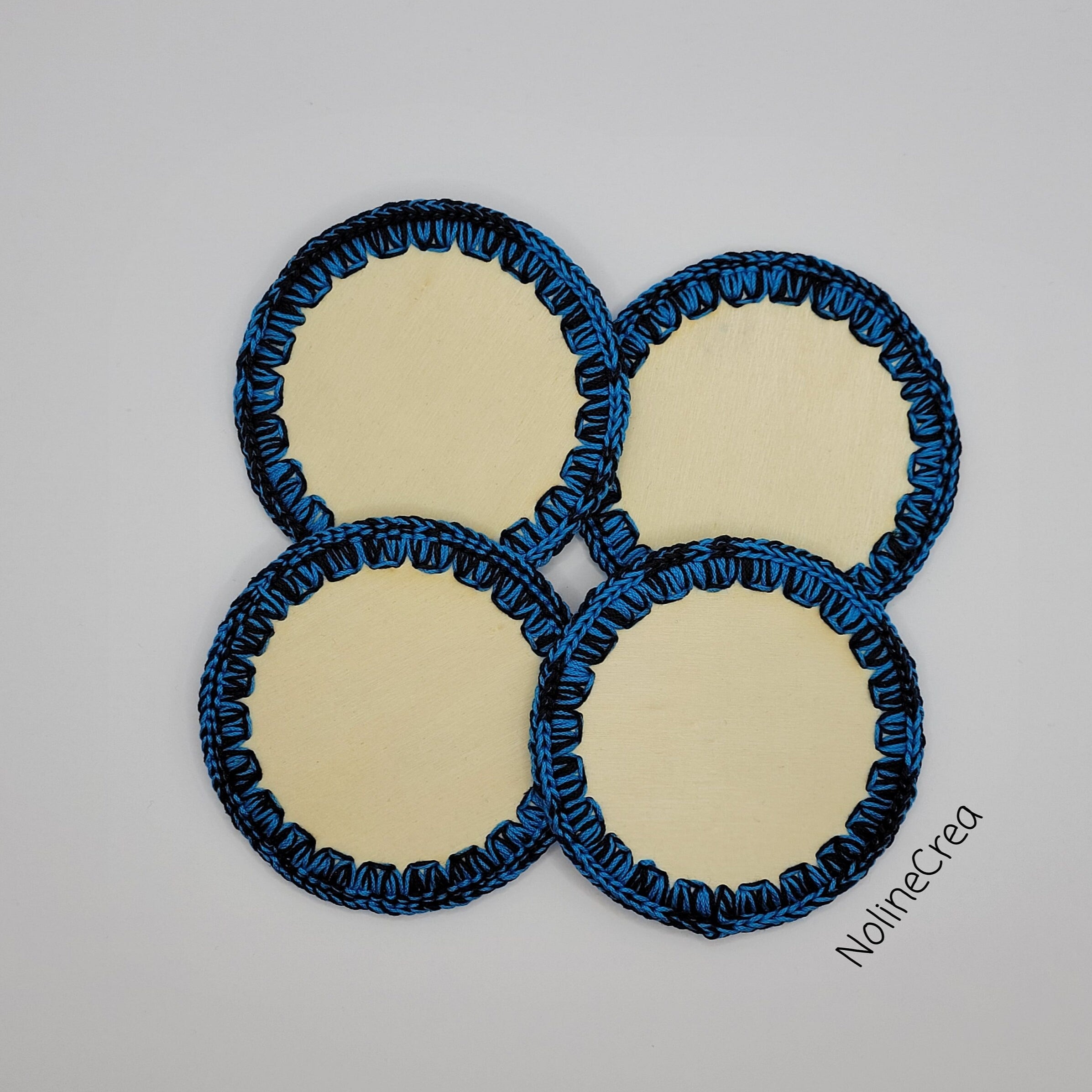 lot de quatre dessous de tasse ou verre base en bois rond