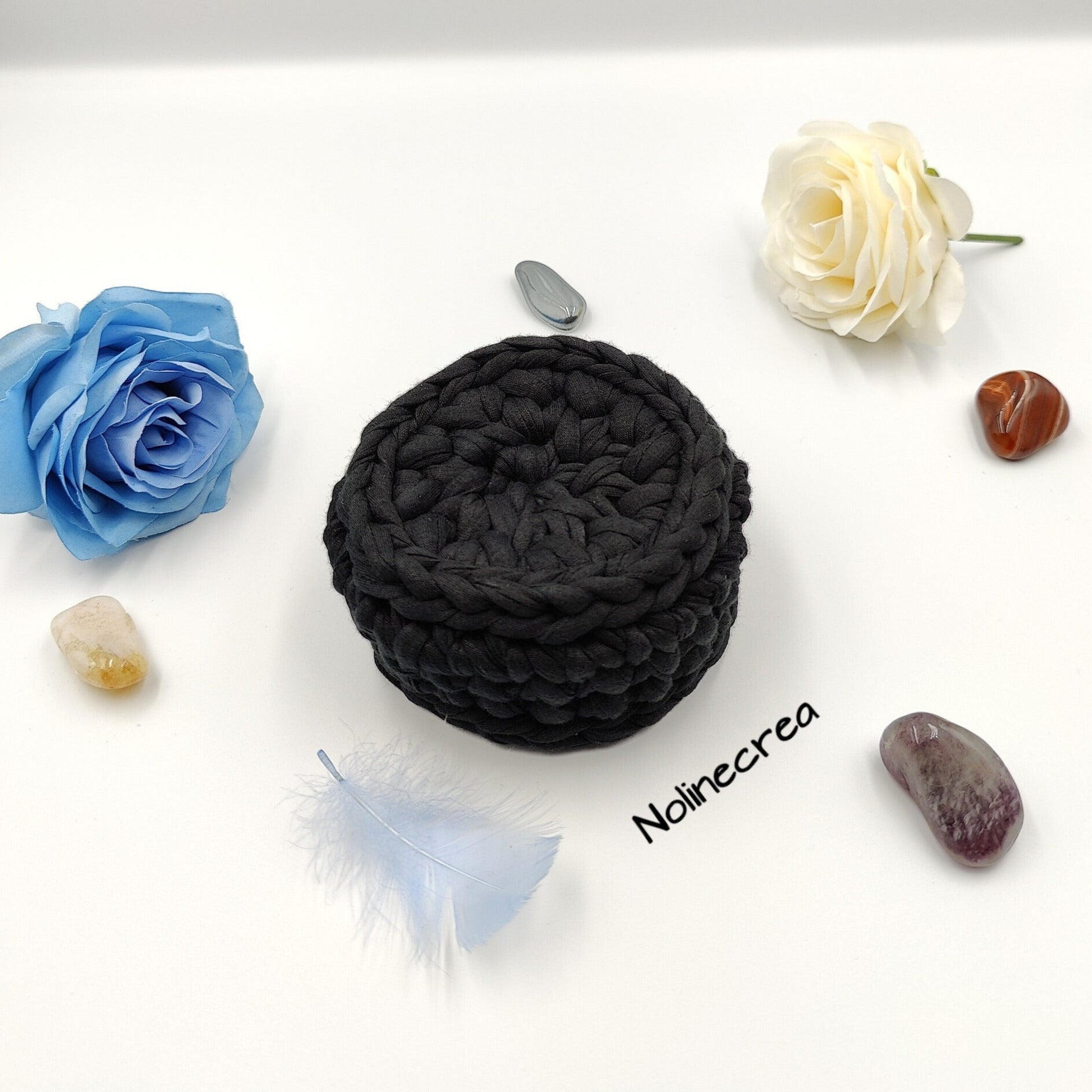 Petit panier fait main au crochet avec fil trapilho en tissus