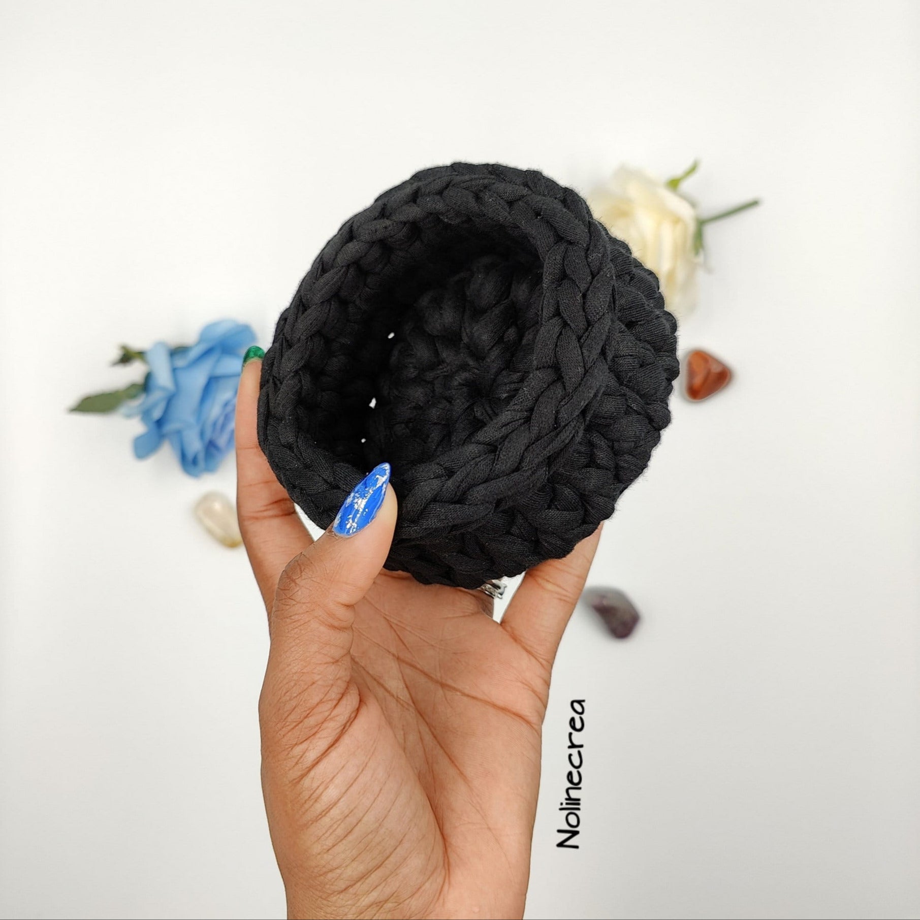 Petit panier fait main au crochet avec fil trapilho en tissus