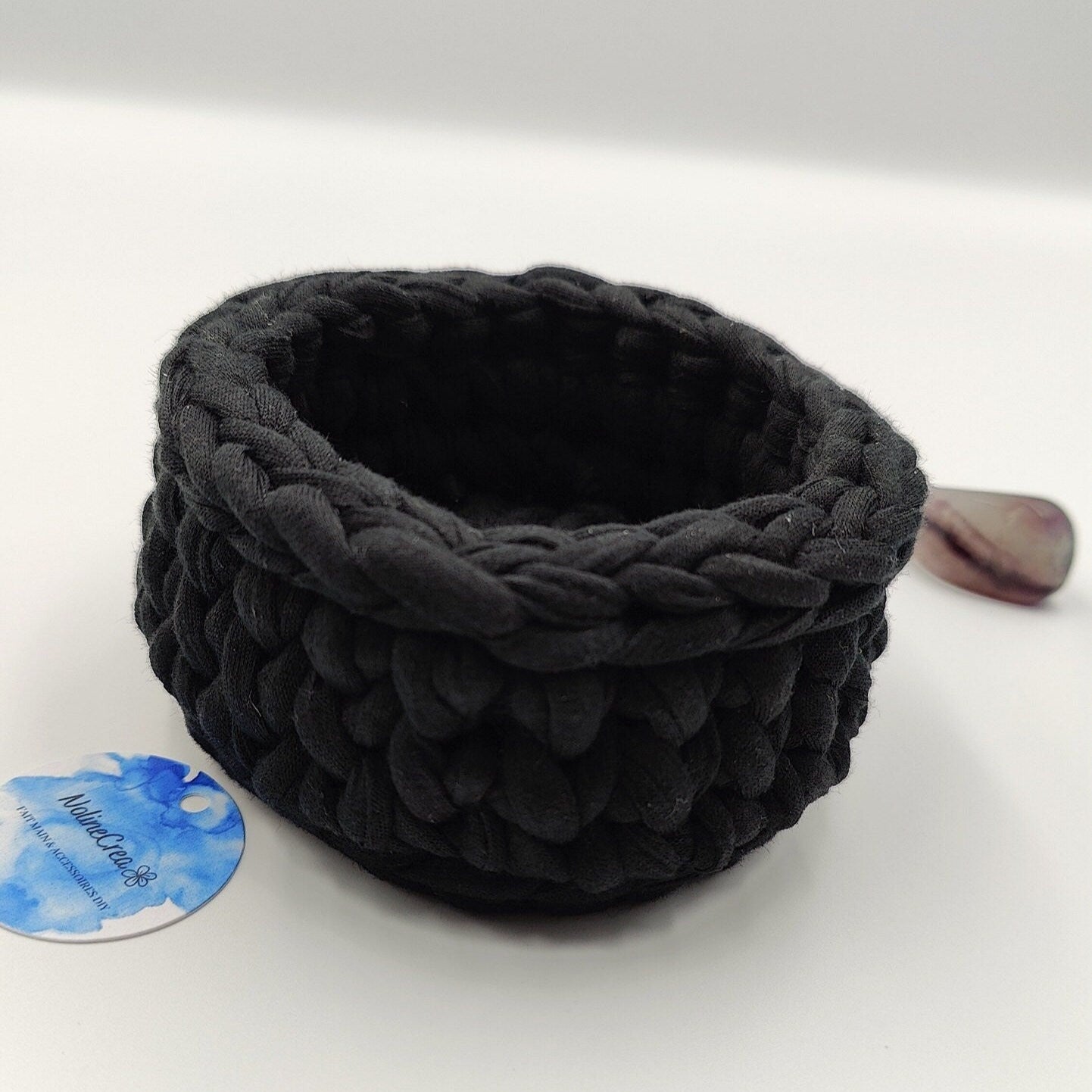 Petit panier fait main au crochet avec fil trapilho en tissus