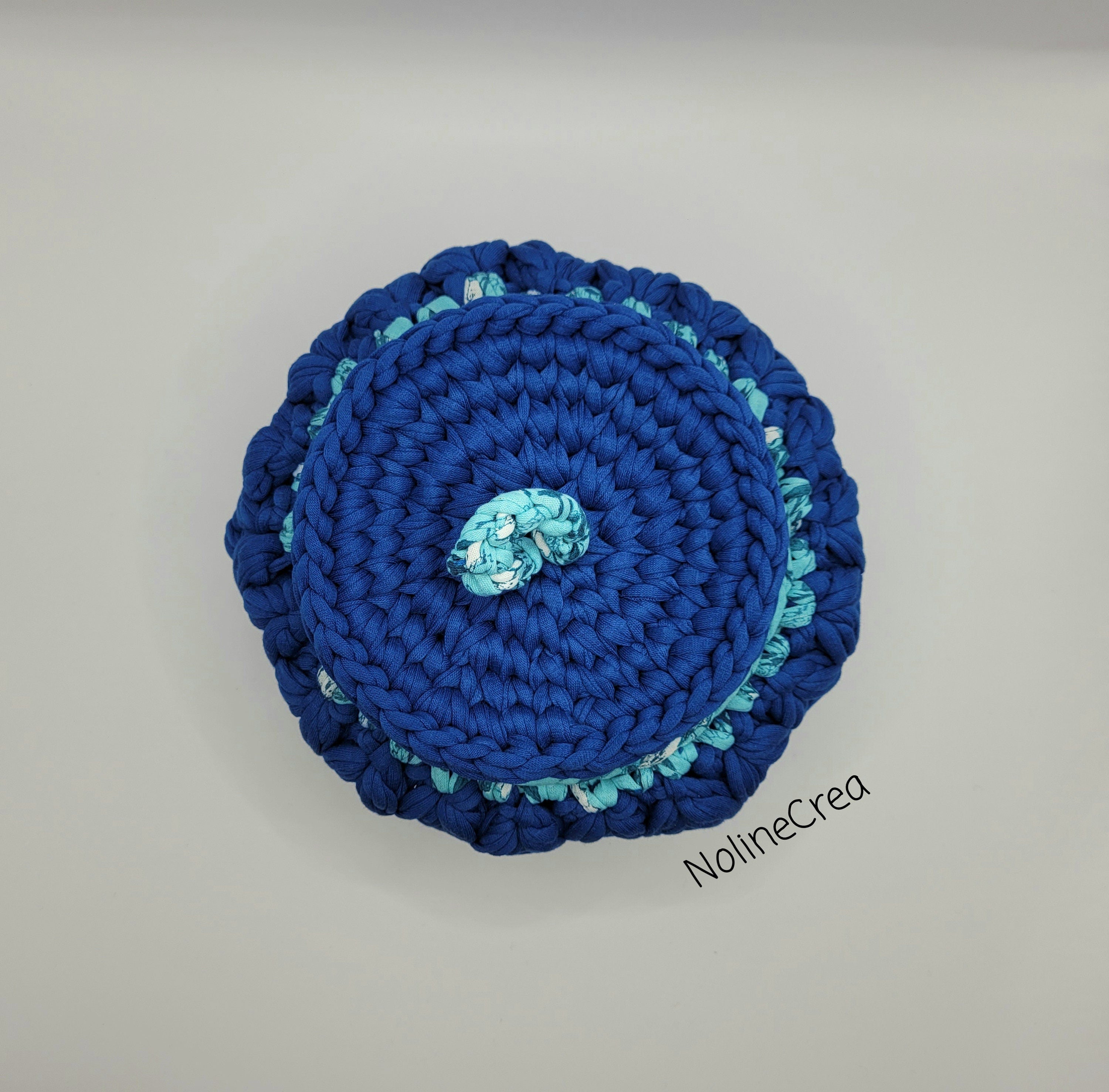 Panier au crochet fil tissus bleu avec couvercle au crochet bleu