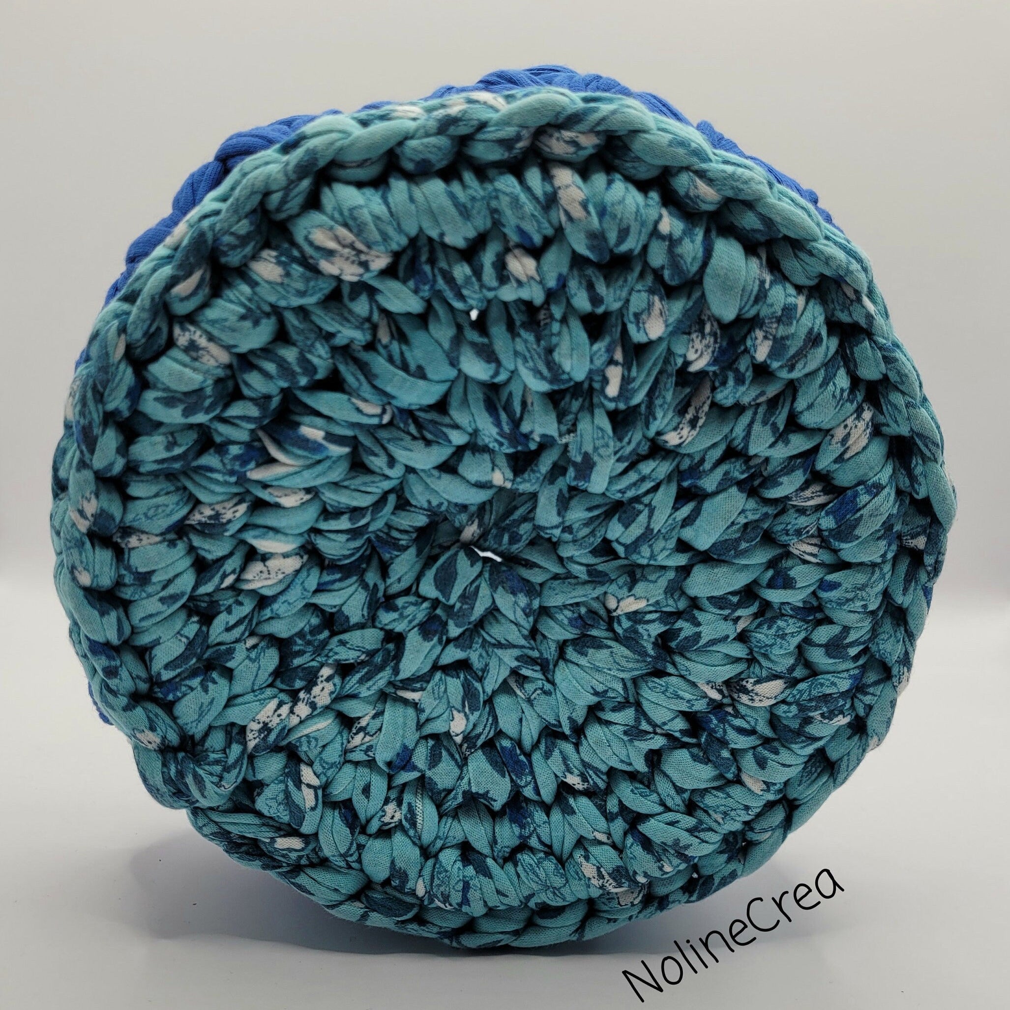 Panier au crochet fil tissus bleu avec couvercle au crochet bleu, vu du bas