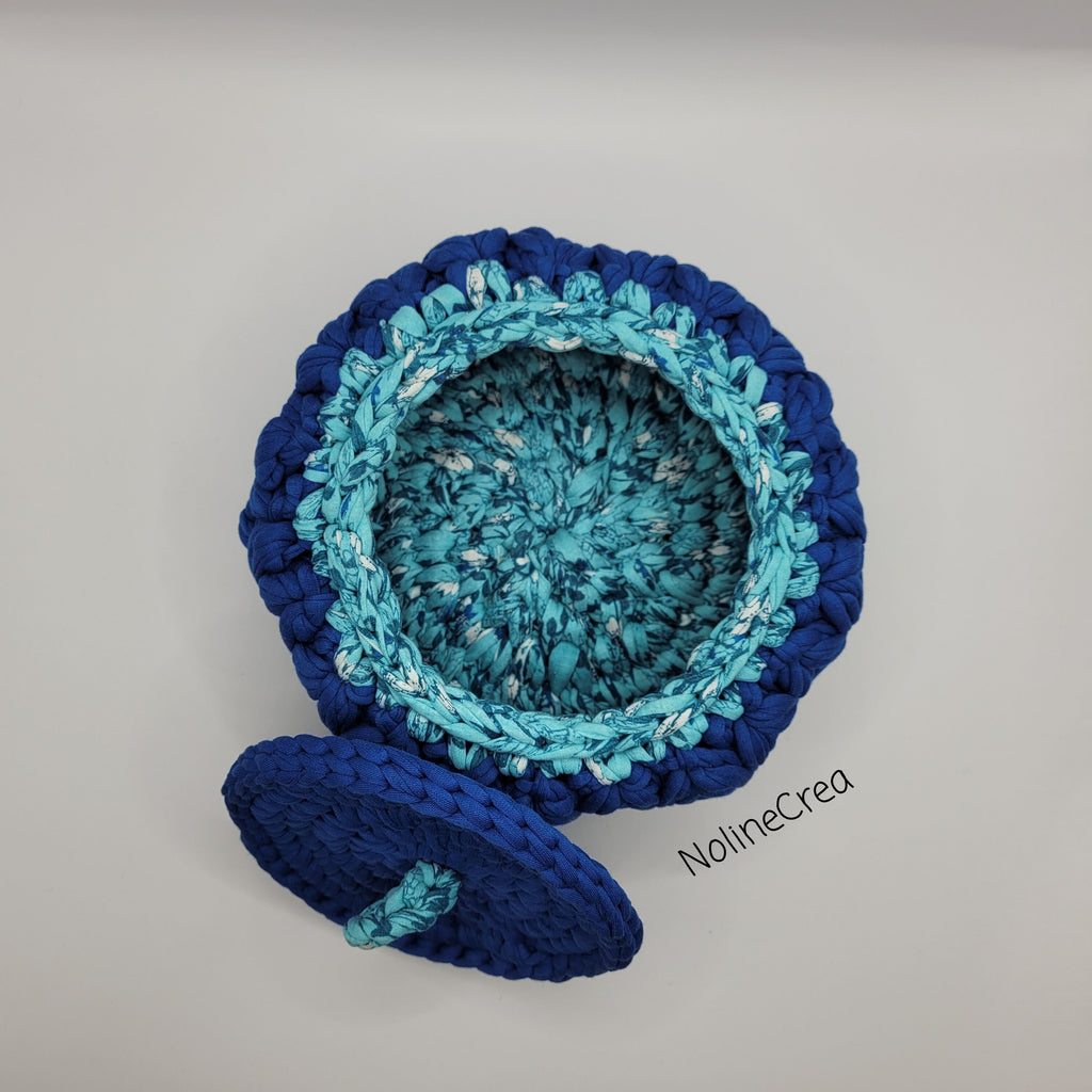 Panier au crochet fil tissus bleu avec couvercle au crochet bleu
