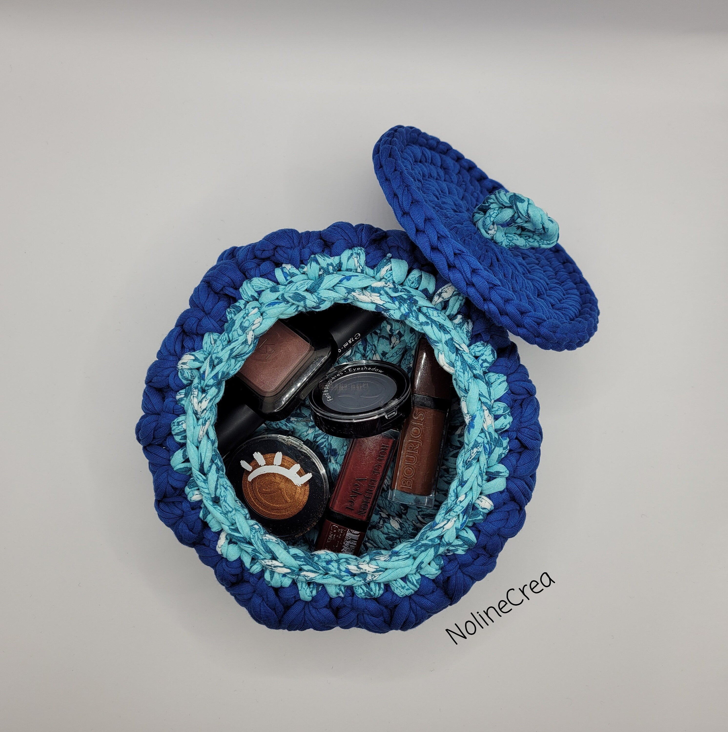 Panier au crochet fil tissus bleu avec couvercle au crochet bleu remplit