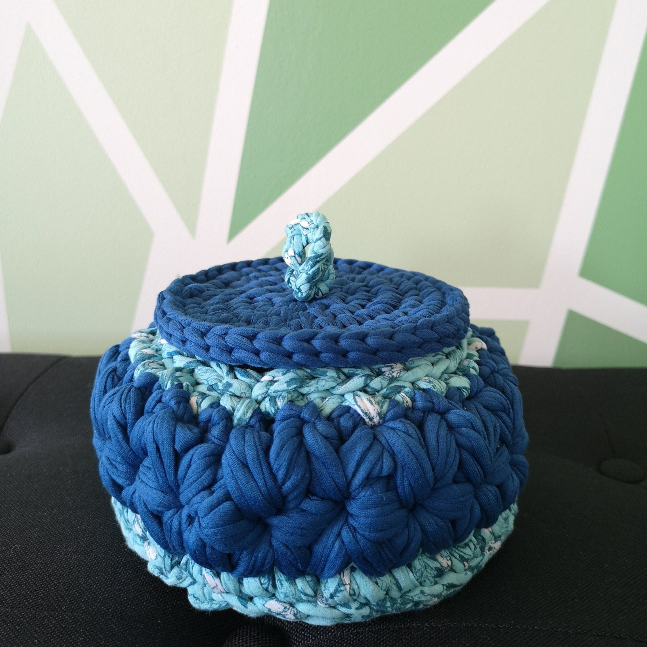 Panier au crochet fil tissus bleu avec couvercle au crochet bleu