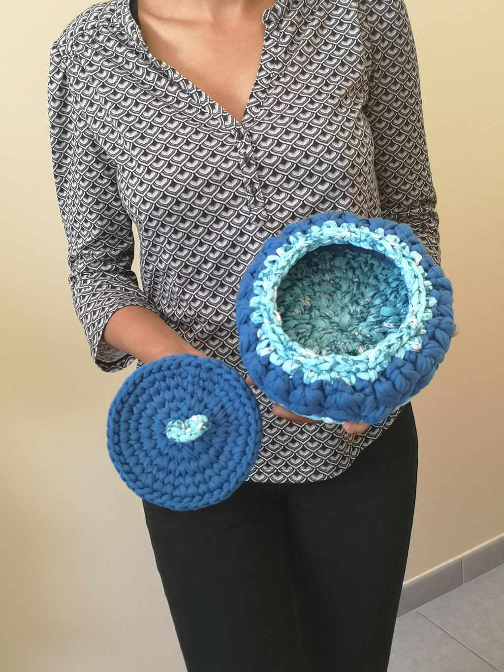 Panier au crochet fil tissus bleu avec couvercle au crochet bleu
