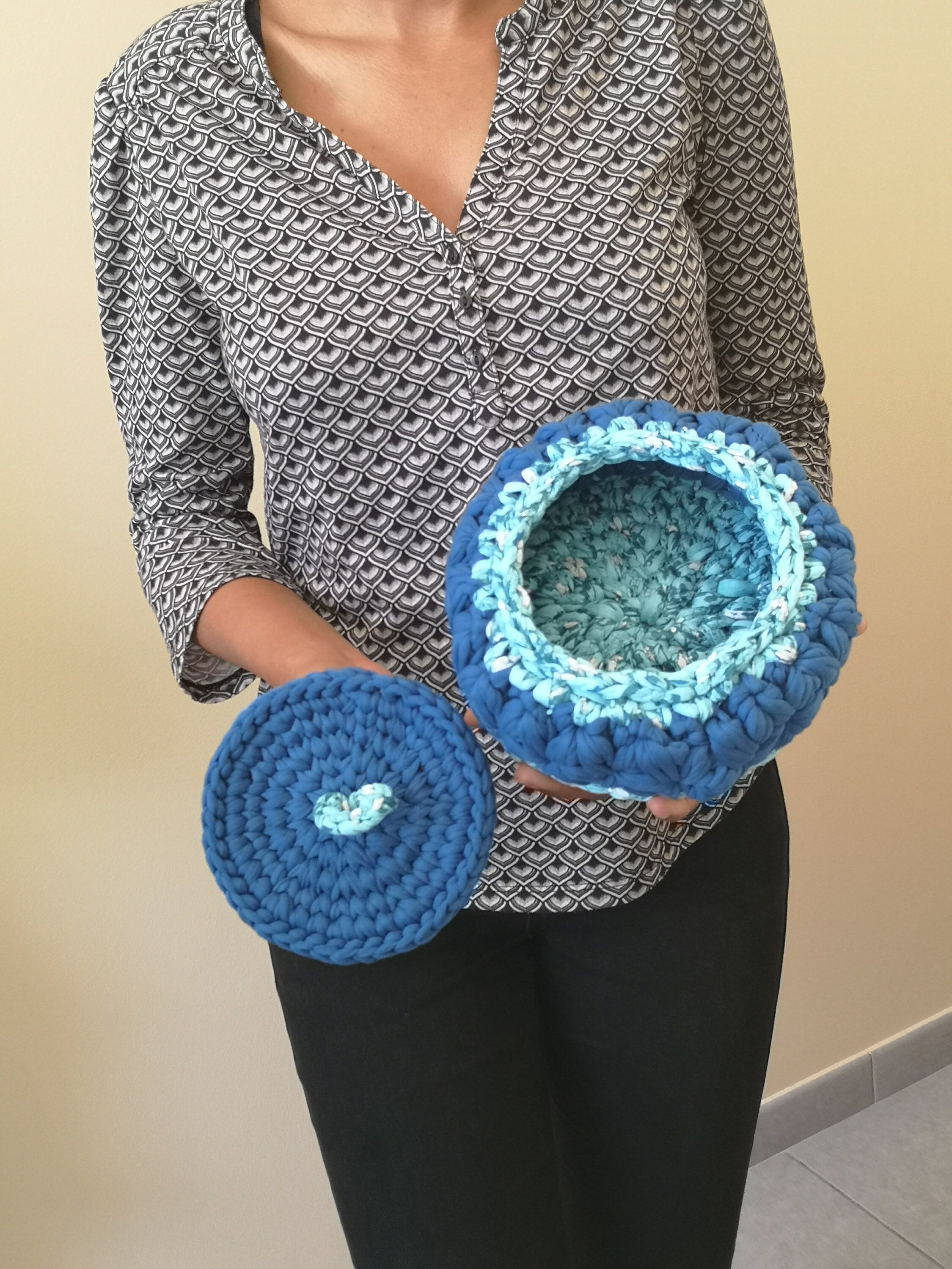 Panier au crochet fil tissus bleu avec couvercle au crochet bleu