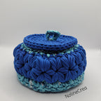 Panier au crochet fil tissus bleu avec couvercle au crochet bleu