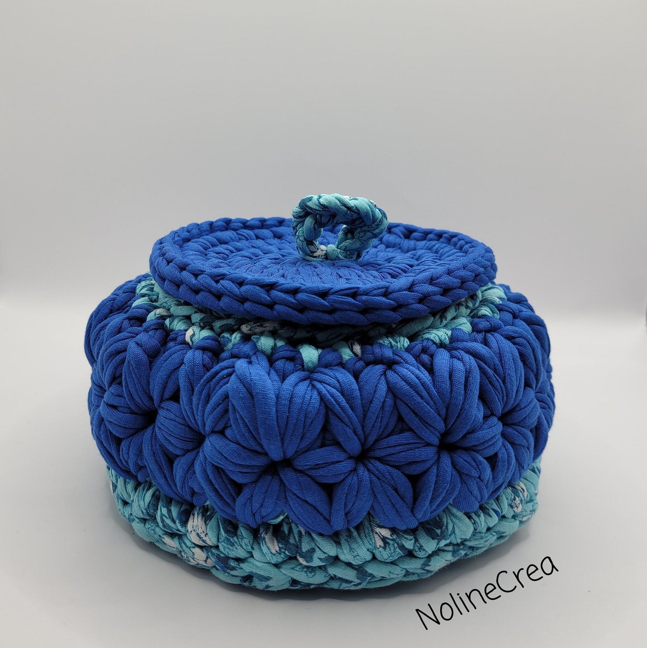 Panier au crochet fil tissus bleu avec couvercle au crochet bleu
