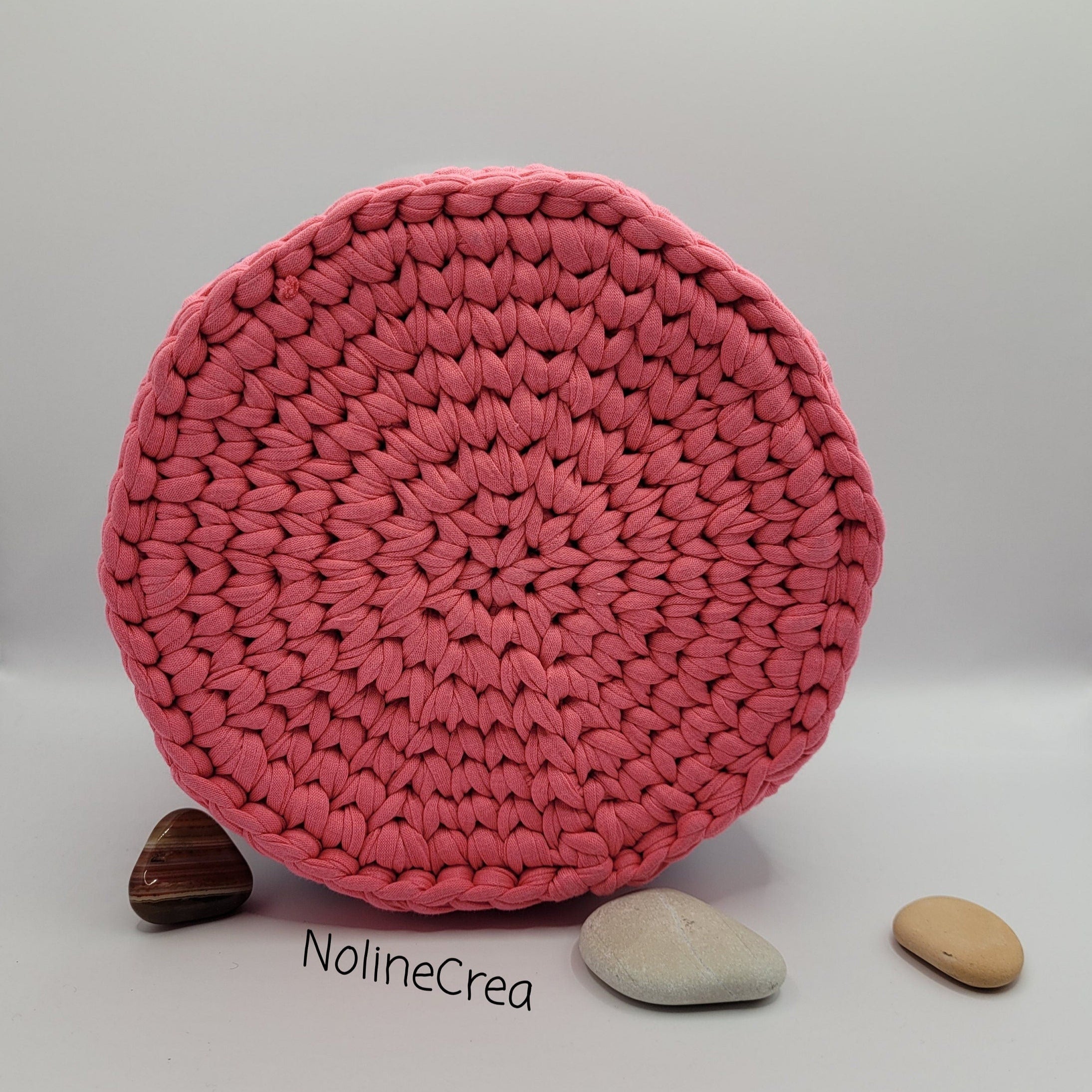 pot au crochet rose et bleu vus du dessous