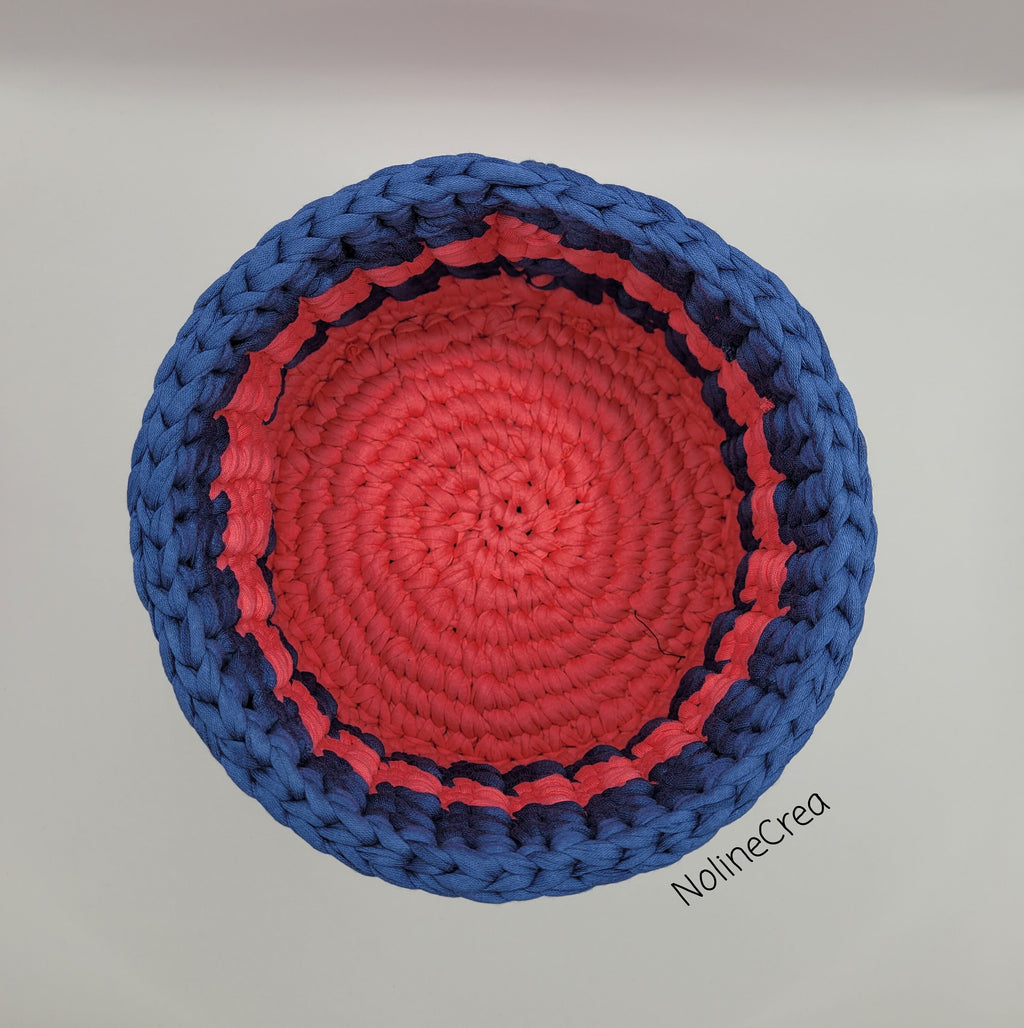 pot au crochet rose et bleu vu de l'interieur