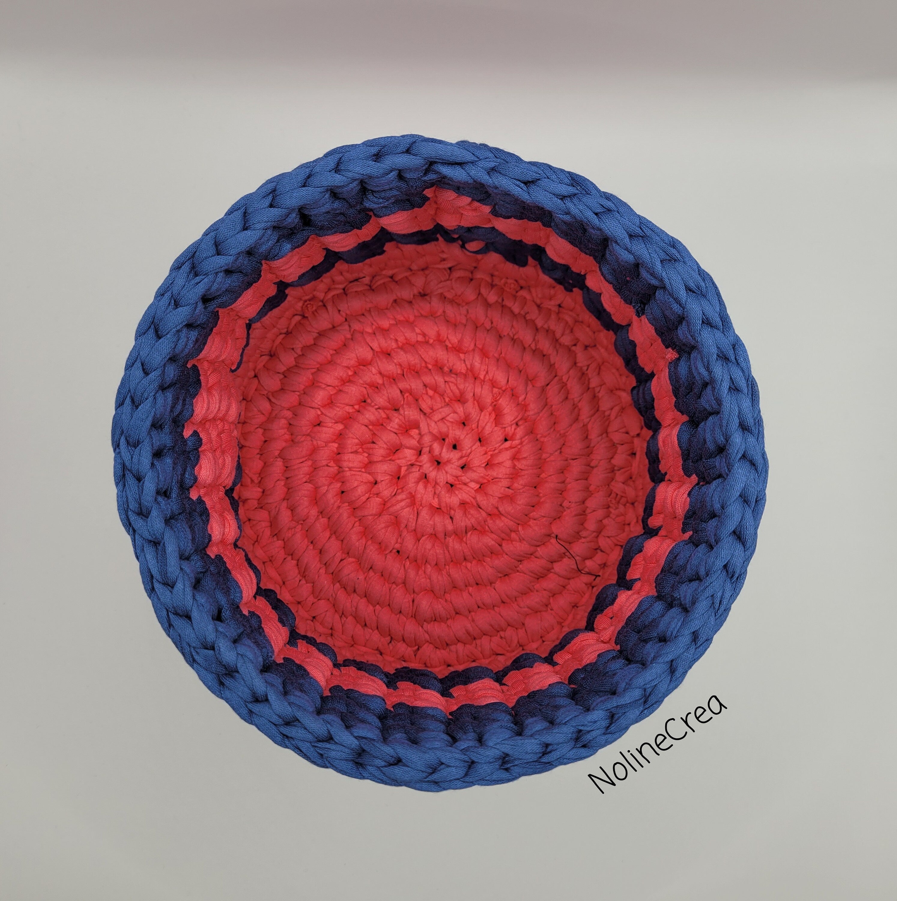 pot au crochet rose et bleu vu de l'interieur