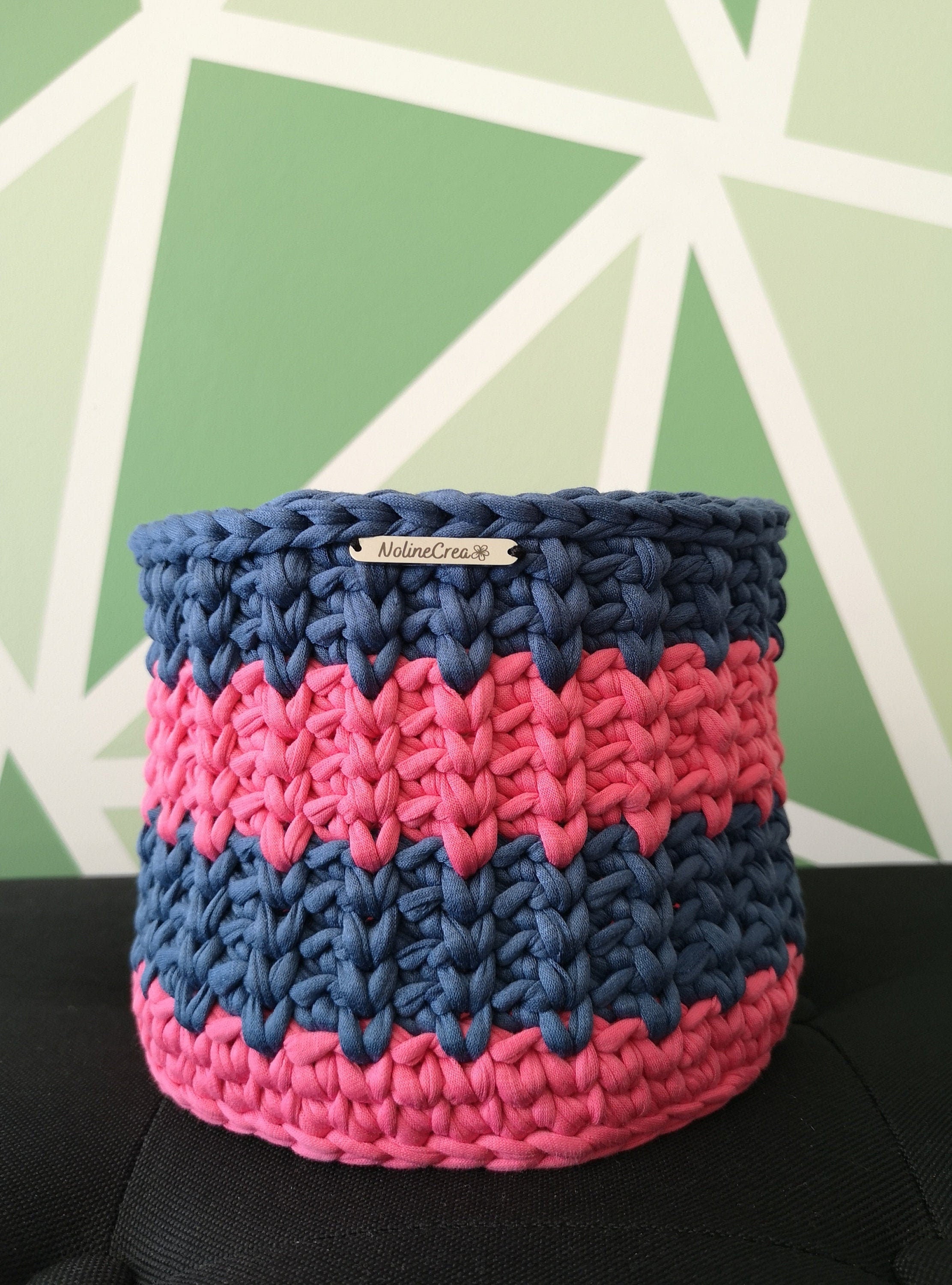 pot au crochet rose et bleu posé