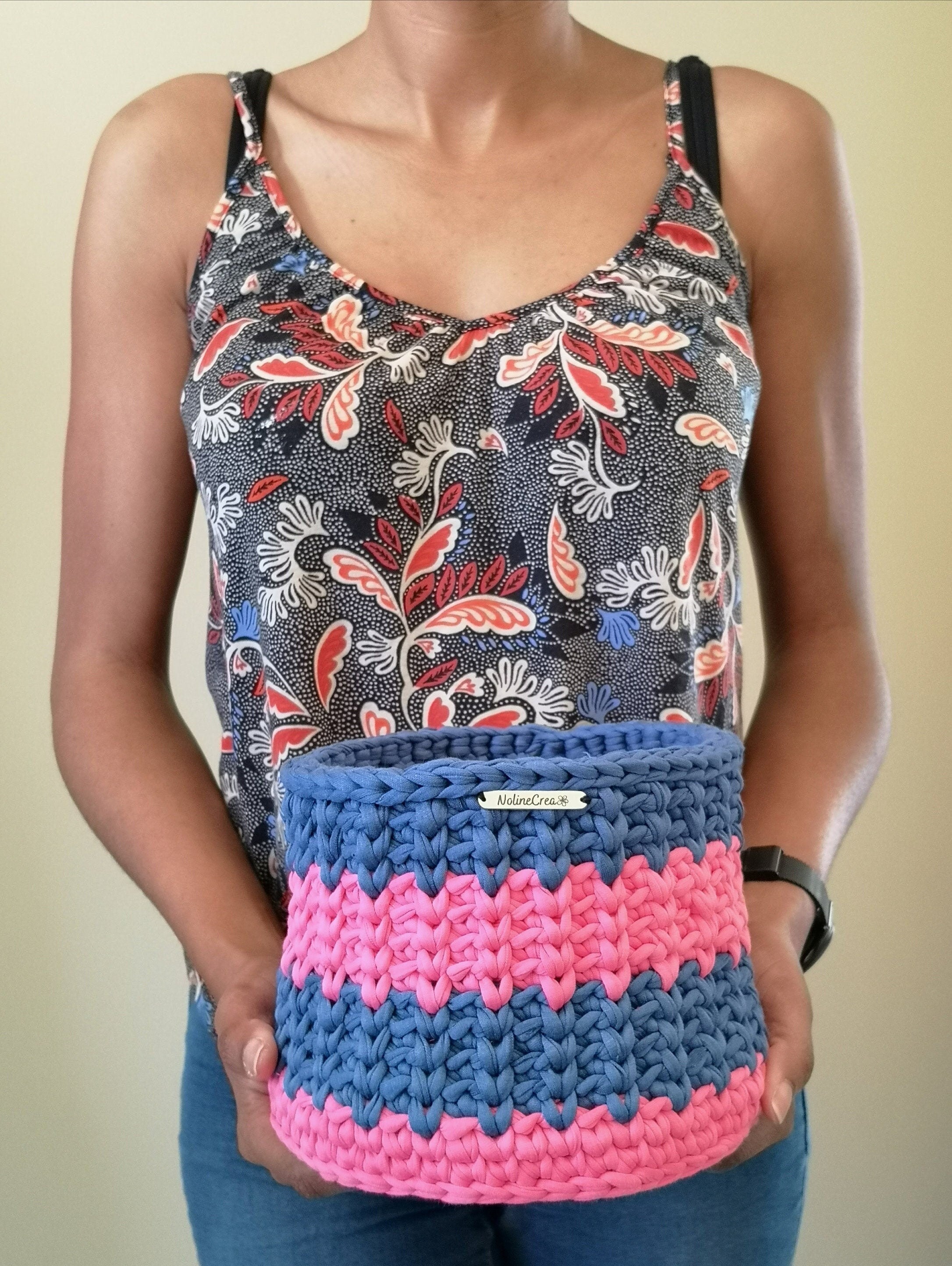 panier rose et bleu au crochet porté
