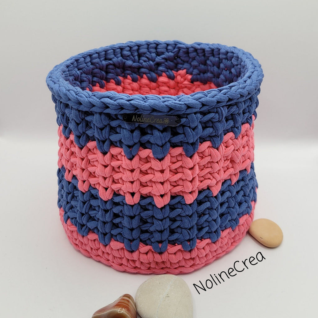 Panier fait main au crochet avec fil rose et bleu