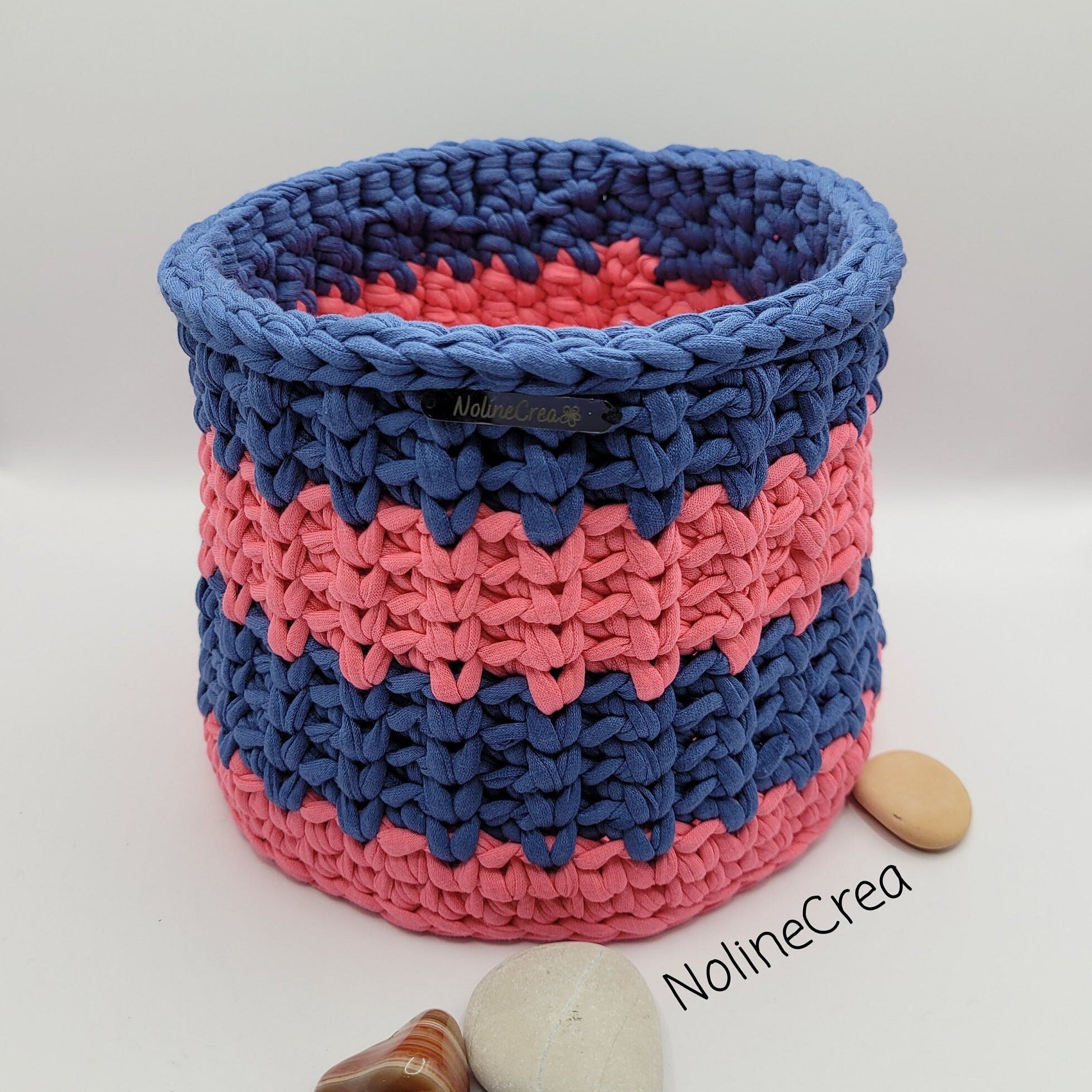 Panier fait main au crochet avec fil rose et bleu