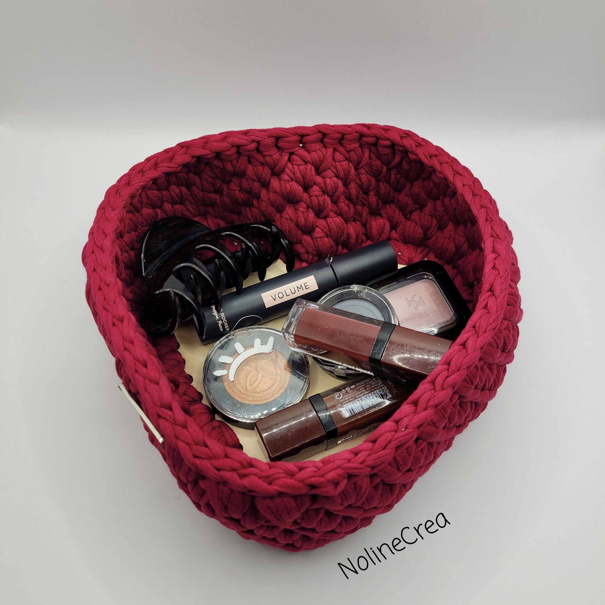 panier de rangement au crochet en forme de cœur rouge, base en bois