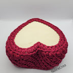 panier de rangement au crochet en forme de cœur rouge, base en bois